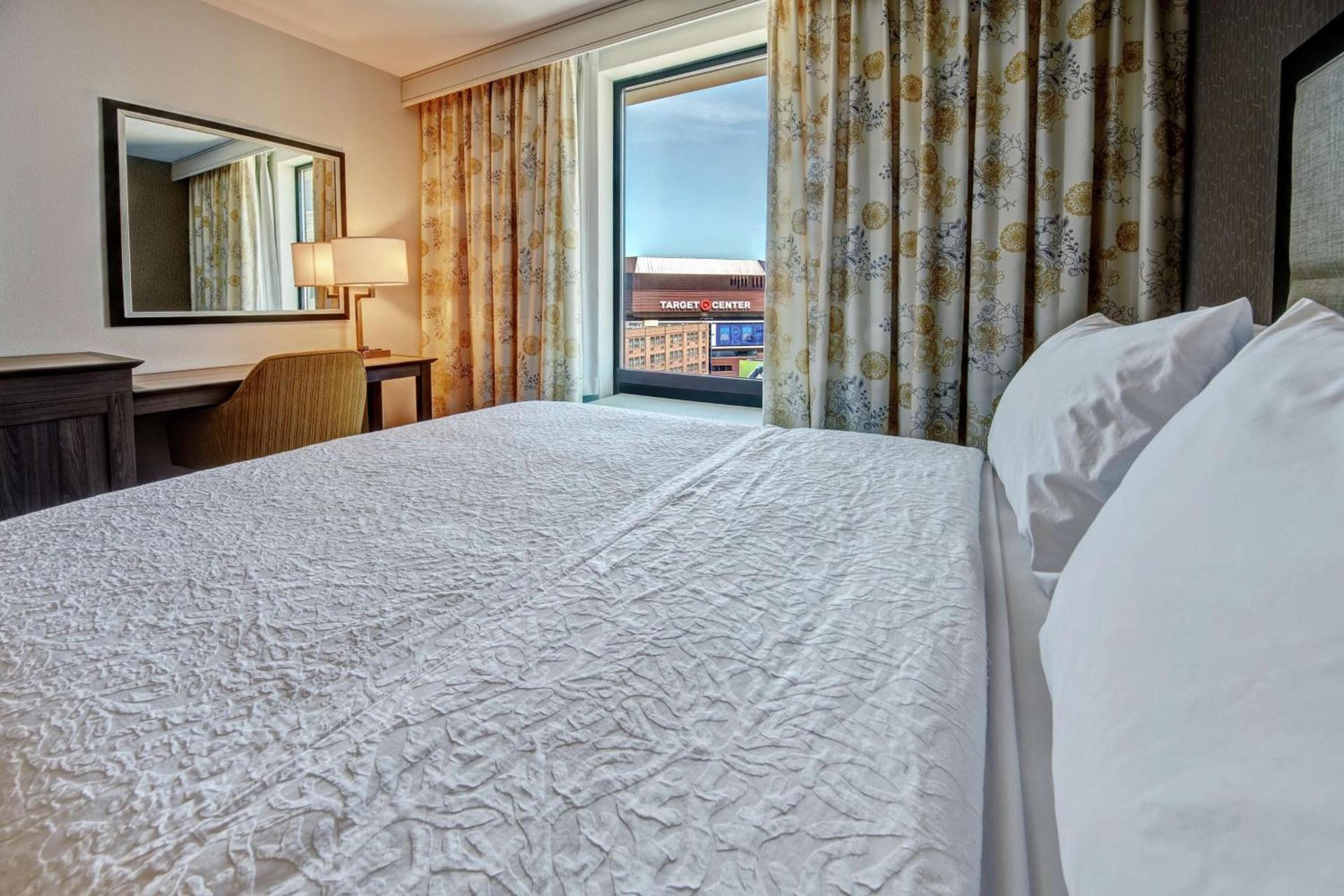 Hampton Inn & Suites - Minneapolis/Downtown photo 2