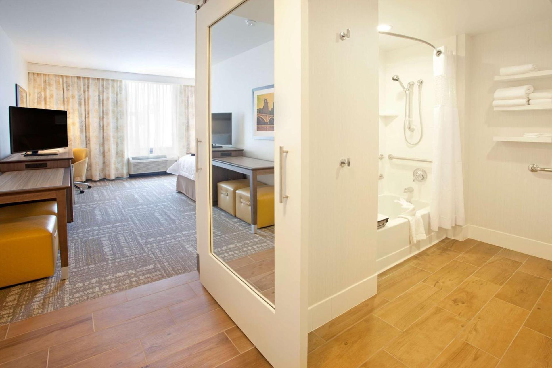 Hampton Inn & Suites - Minneapolis/Downtown photo 24