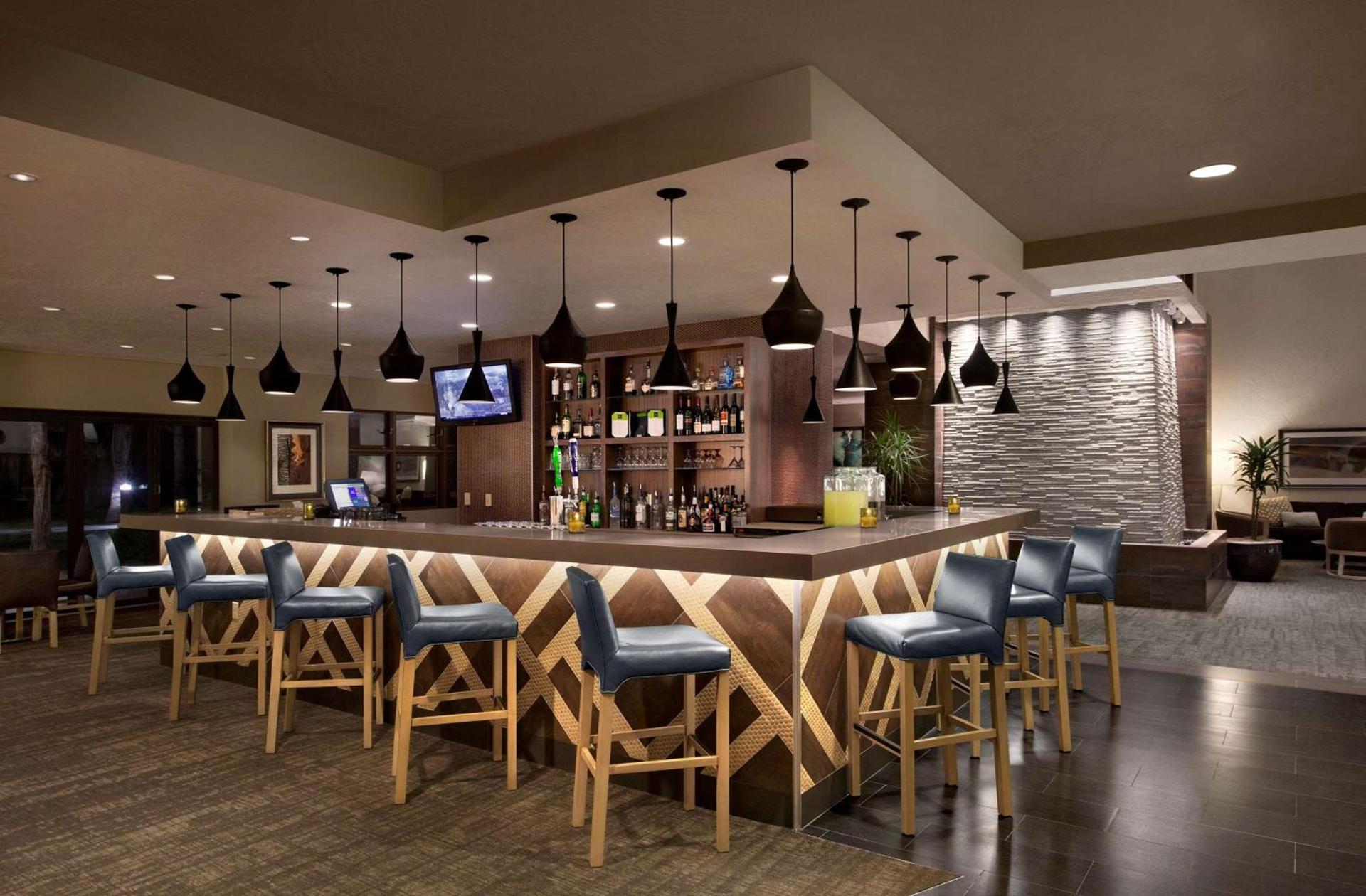 Embassy Suites by Hilton Phoenix Tempe photo 2