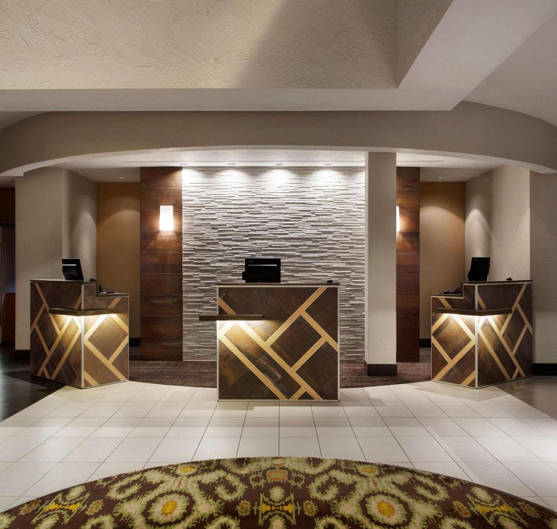 Embassy Suites by Hilton Phoenix Tempe photo 4