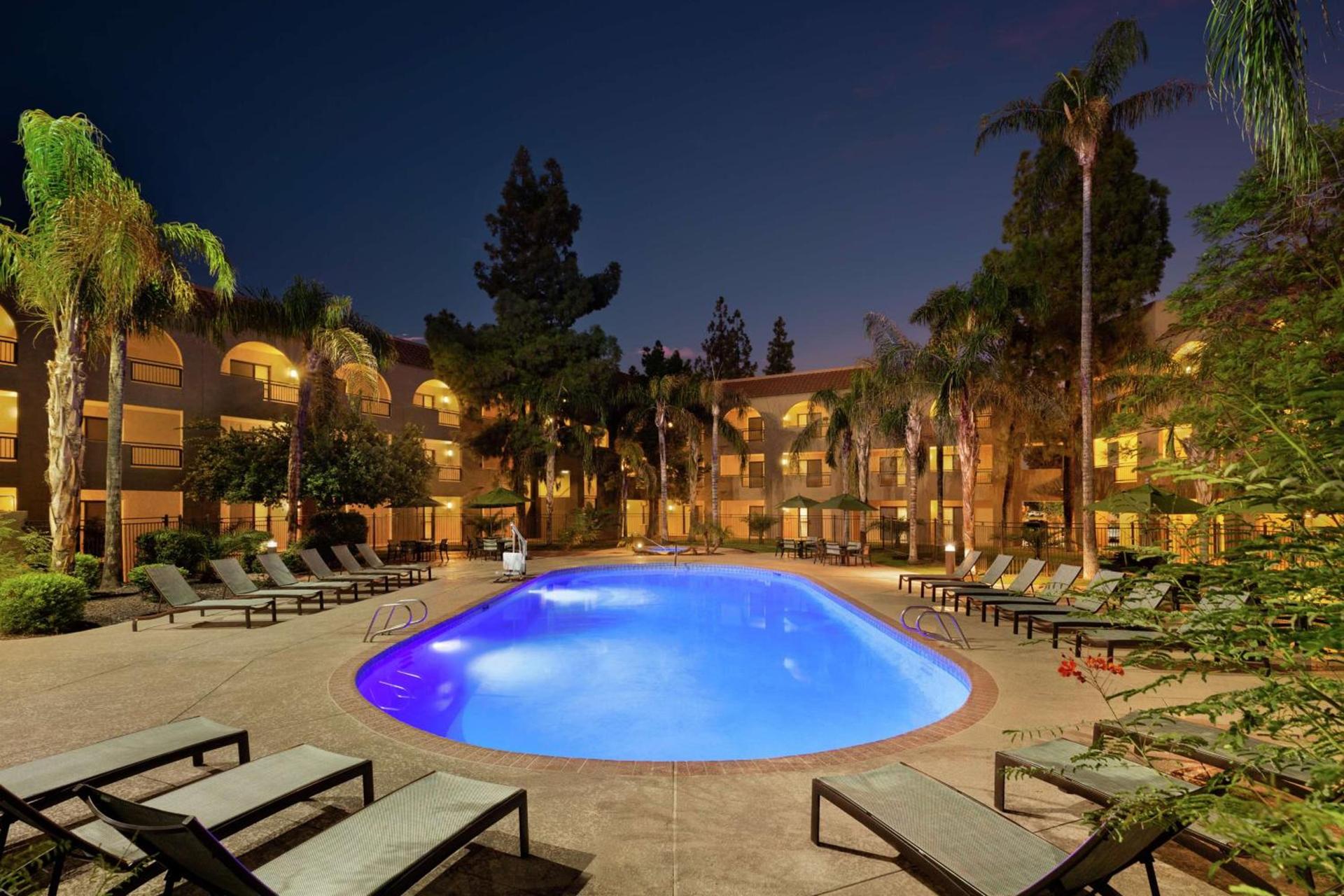 Embassy Suites by Hilton Phoenix Tempe photo 5