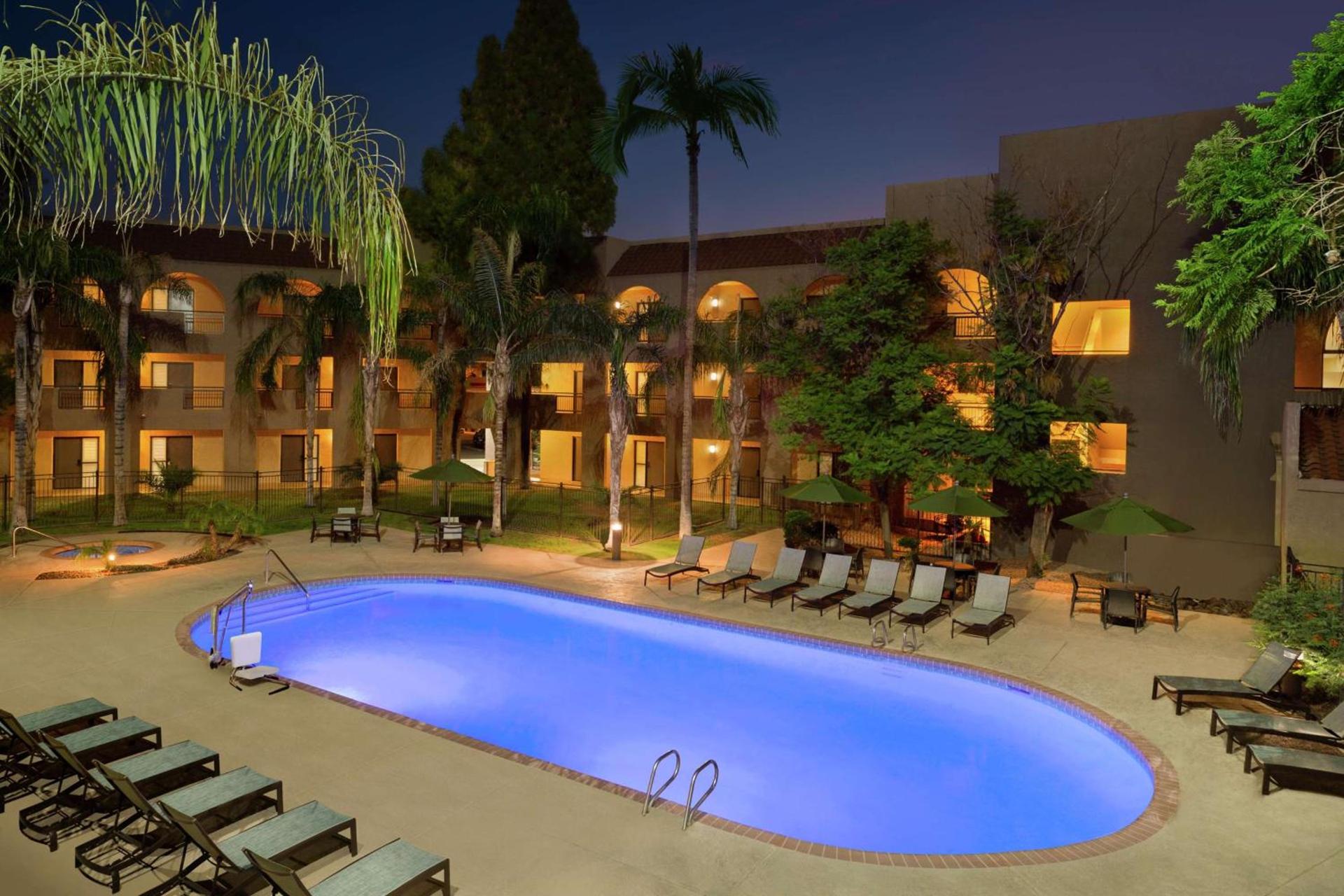 Embassy Suites by Hilton Phoenix Tempe photo 6
