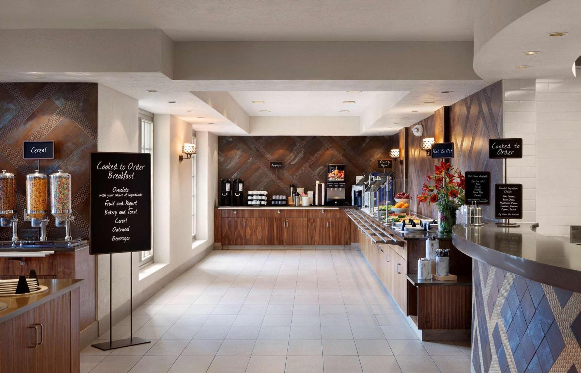 Embassy Suites by Hilton Phoenix Tempe photo 14