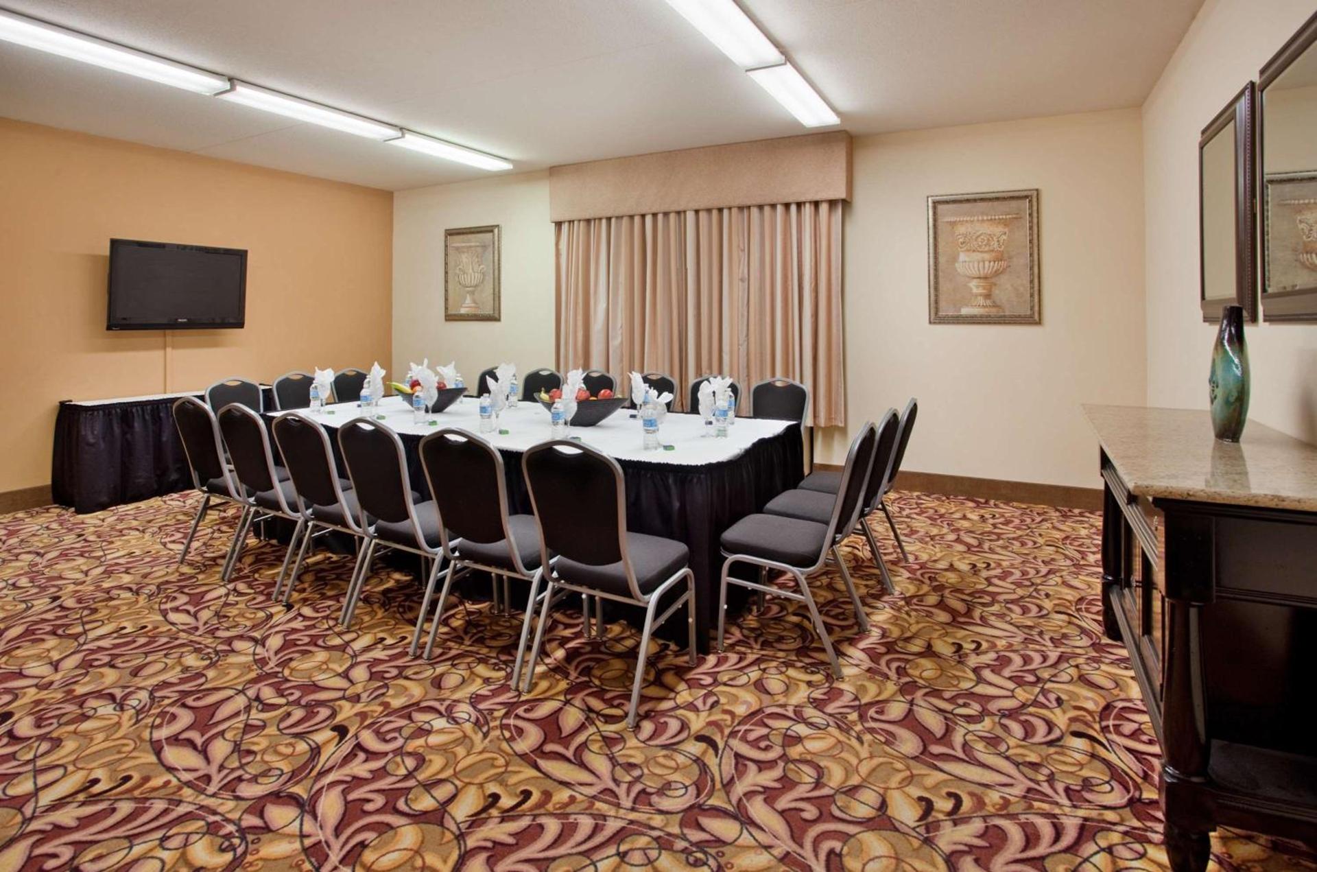 Pittsburgh Airport Inn and Suites photo 38
