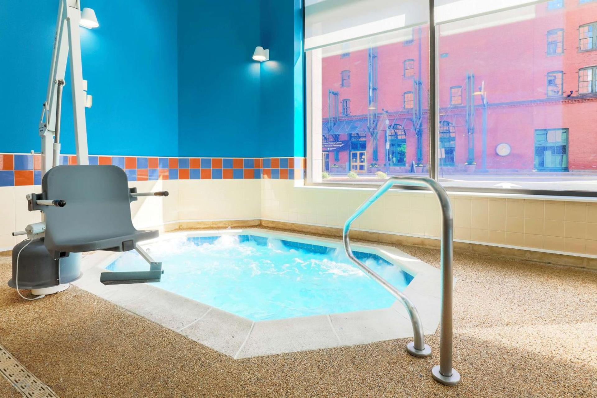 Hampton Inn & Suites Pittsburgh Downtown photo 10