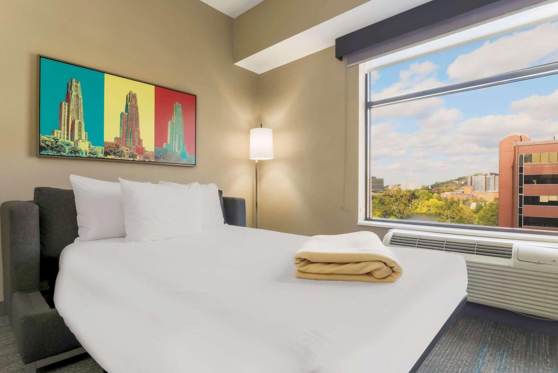 Hampton Inn & Suites Pittsburgh Downtown photo 17