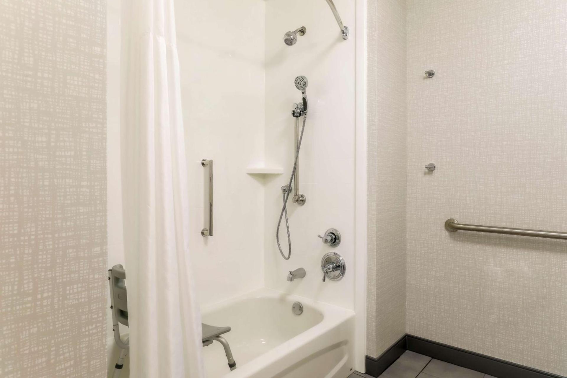 Hampton Inn & Suites Pittsburgh Downtown photo 23