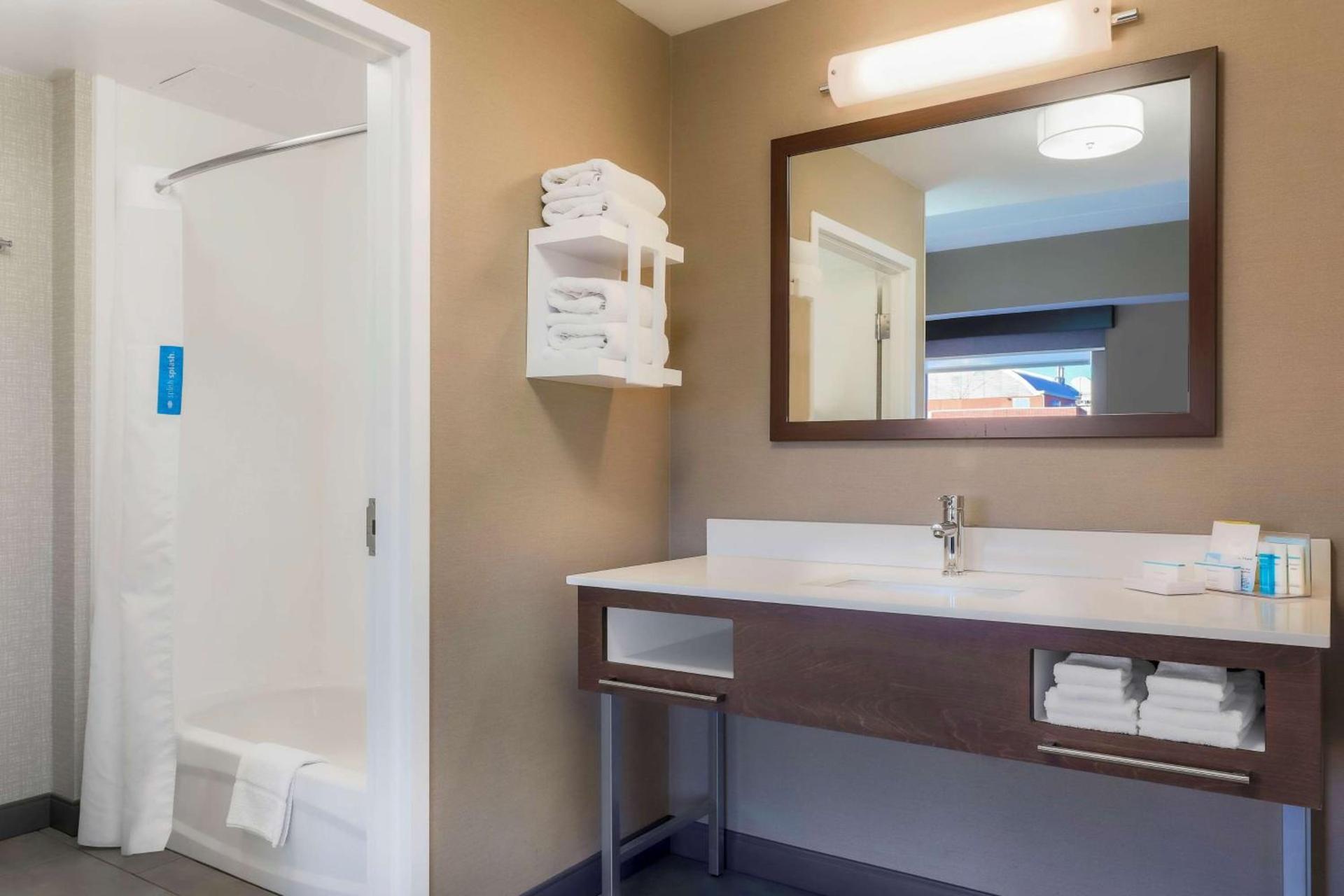 Hampton Inn & Suites Pittsburgh Downtown photo 30
