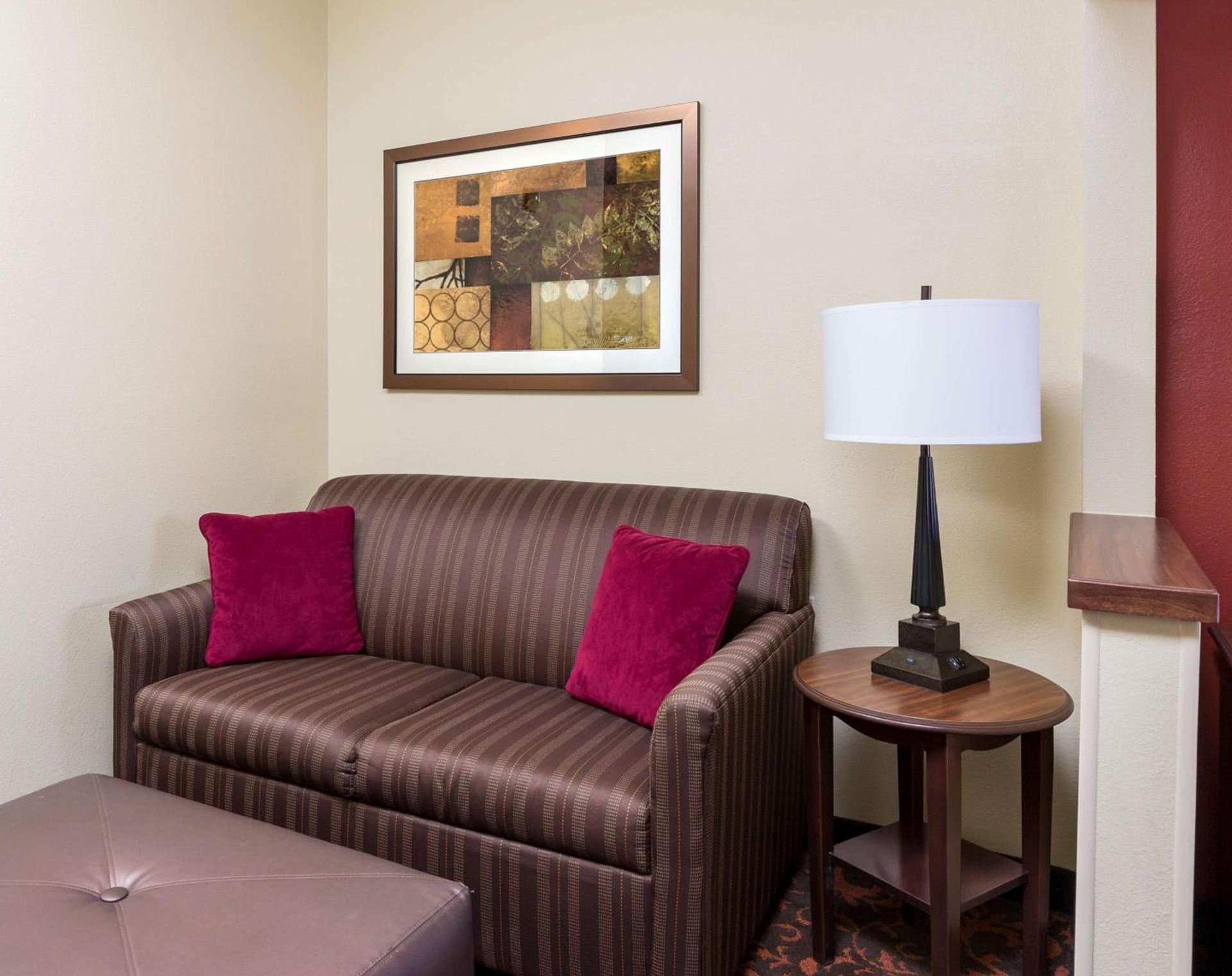 Hampton Inn Shawnee photo 17