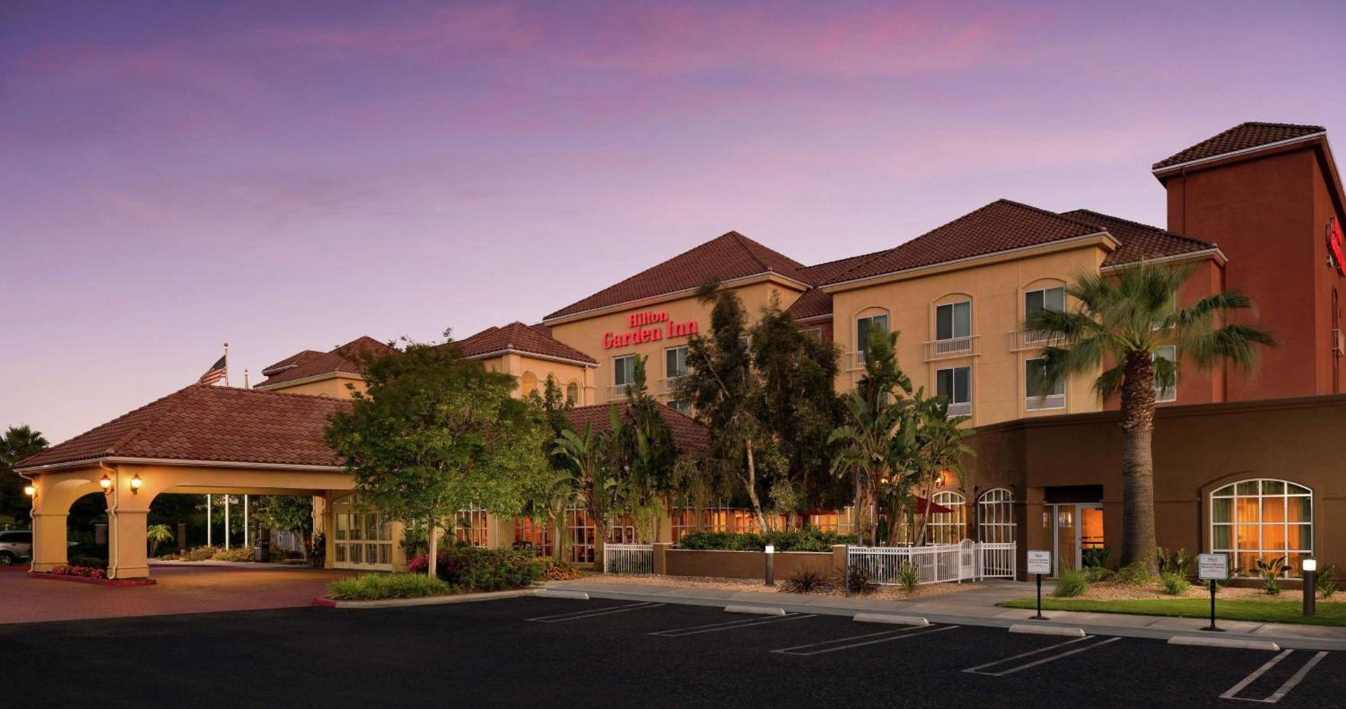 Hilton Garden Inn Fontana photo 2