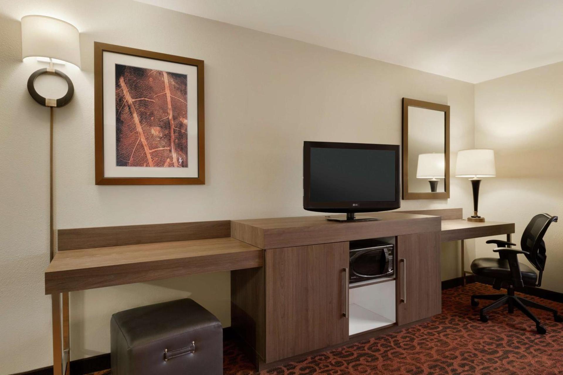 Hampton Inn Wichita Falls-Sikes Senter Mall photo 13