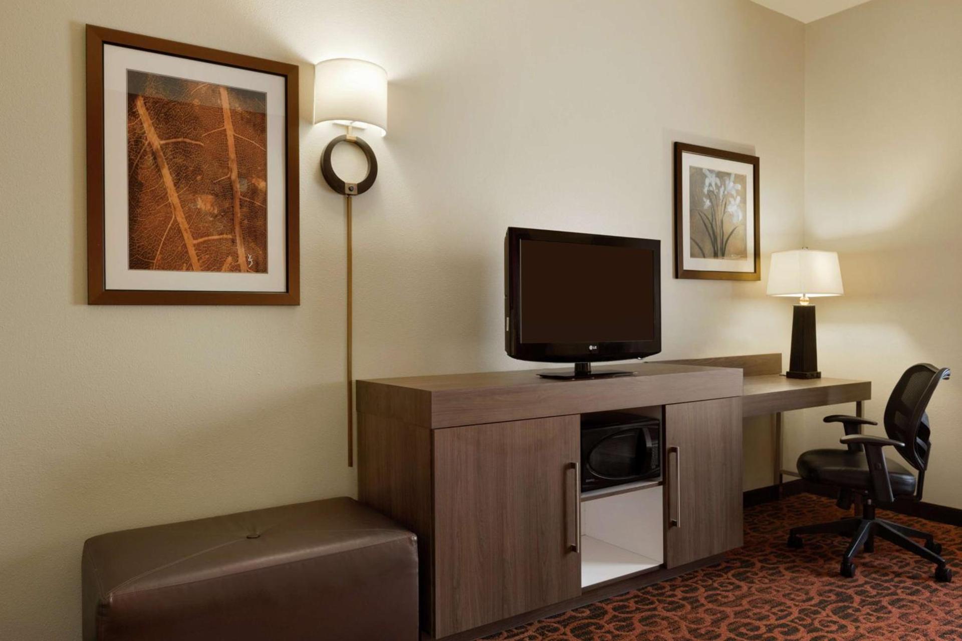 Hampton Inn Wichita Falls-Sikes Senter Mall photo 19
