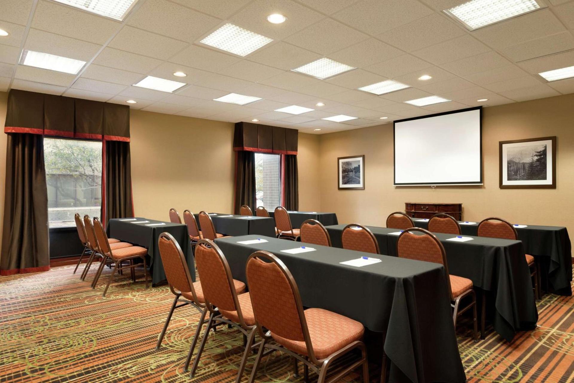 Hampton Inn Wichita Falls-Sikes Senter Mall photo 29