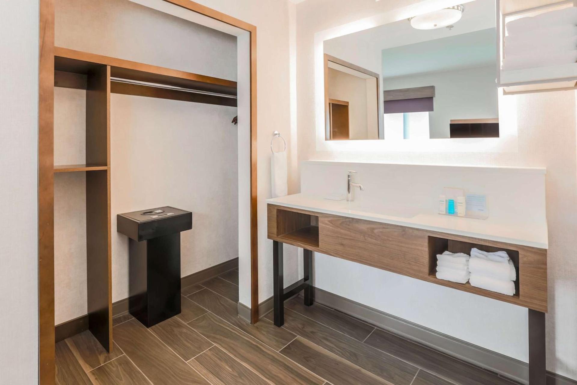Hampton Inn & Suites Windsor-Sonoma Wine Country photo 30