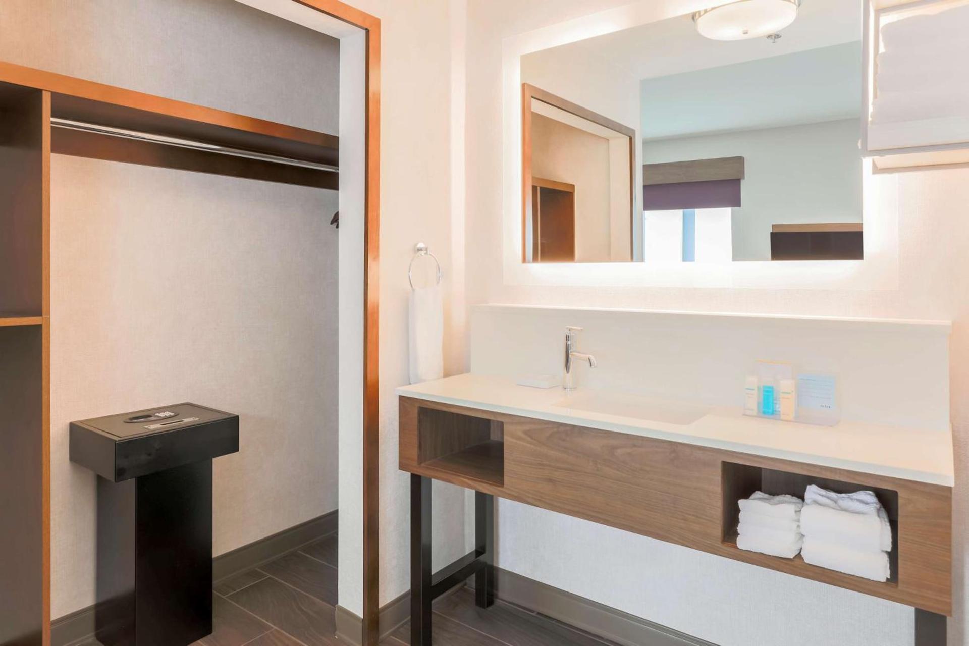 Hampton Inn & Suites Windsor-Sonoma Wine Country photo 27