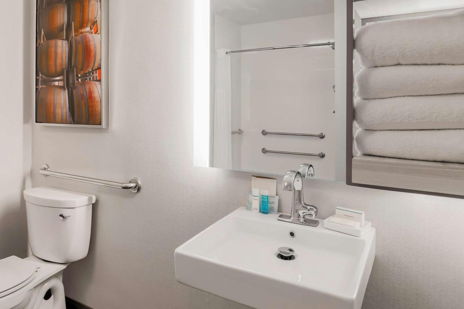 Hampton Inn & Suites Windsor-Sonoma Wine Country photo 35