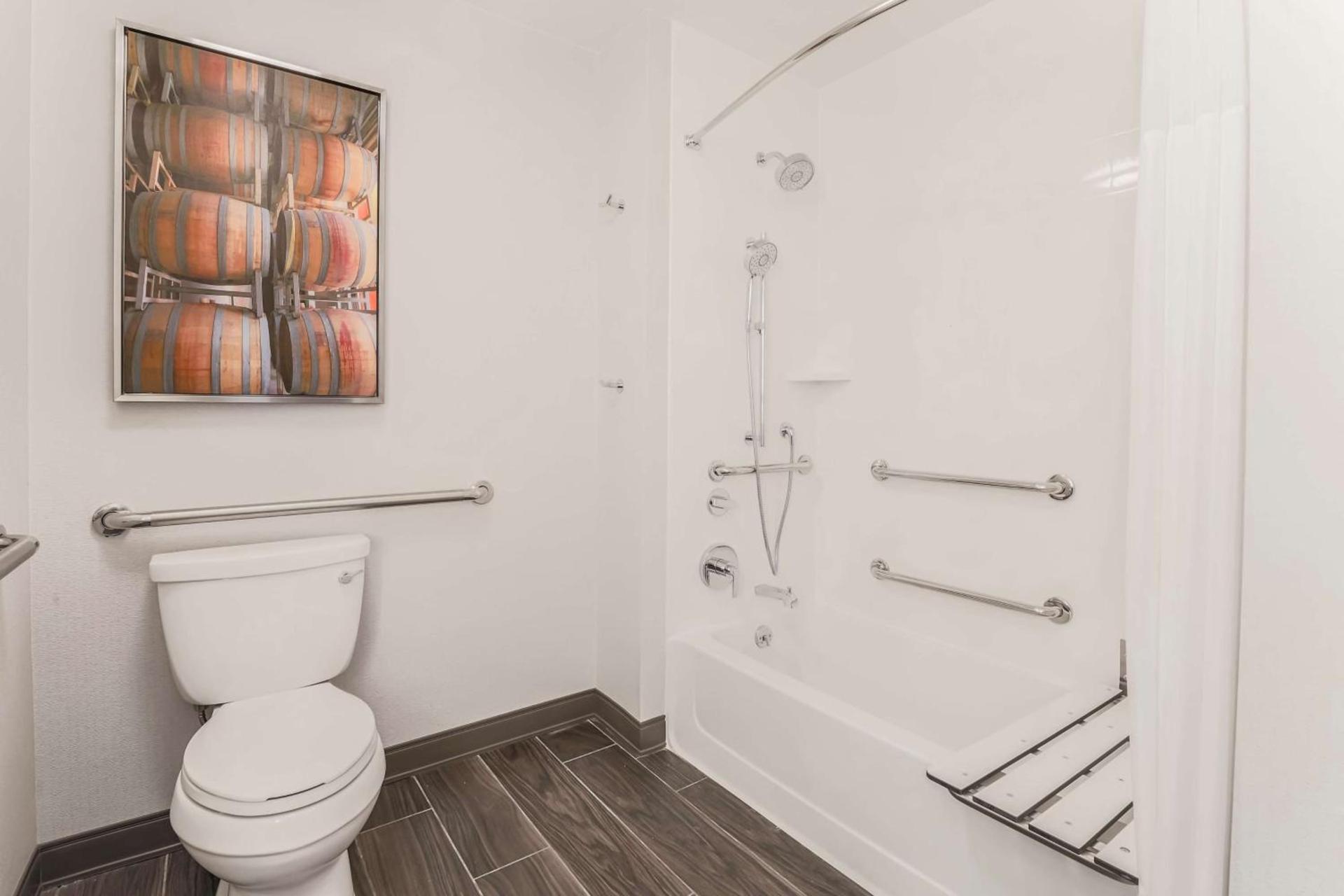 Hampton Inn & Suites Windsor-Sonoma Wine Country photo 37