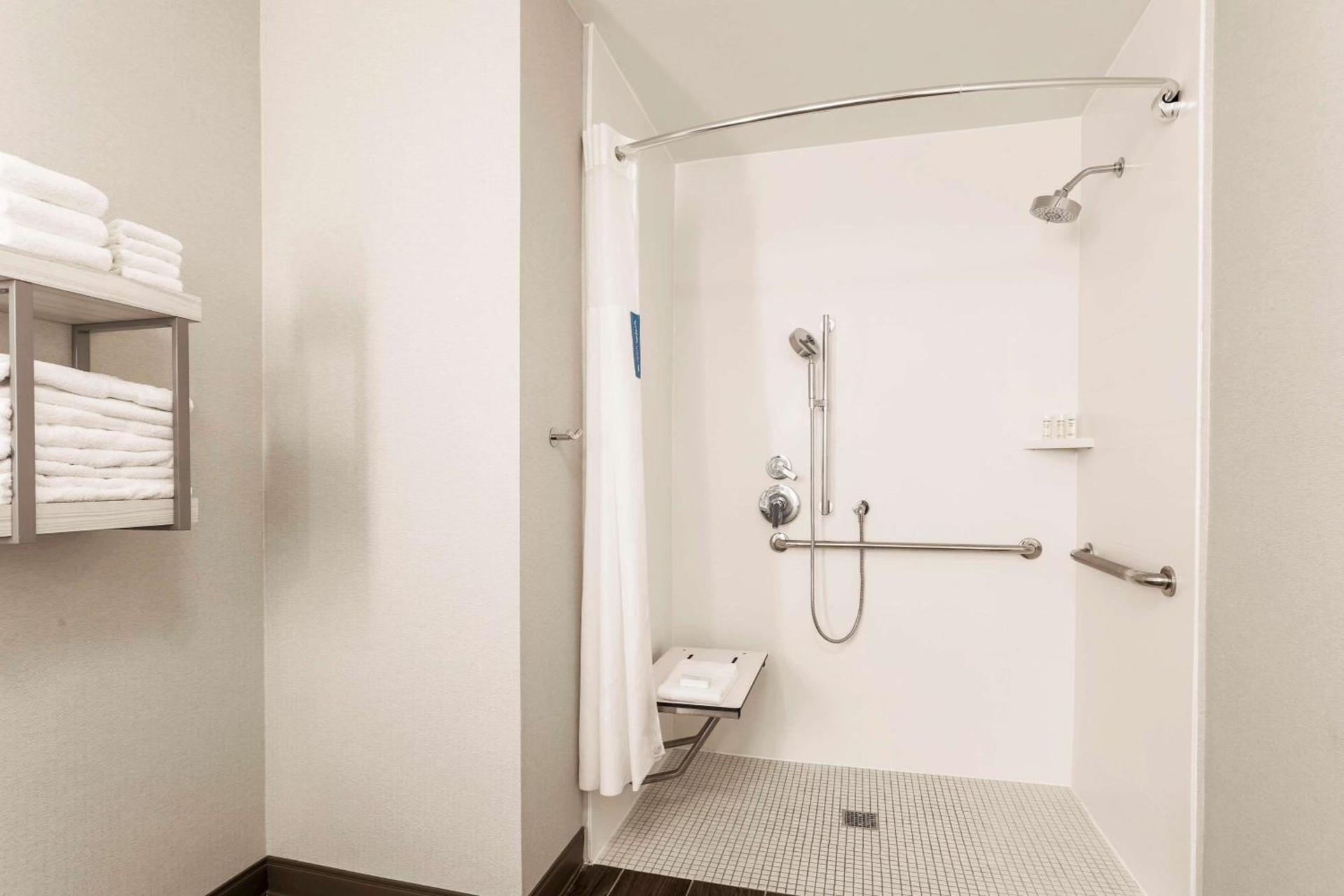 Hampton Inn & Suites Windsor-Sonoma Wine Country photo 41
