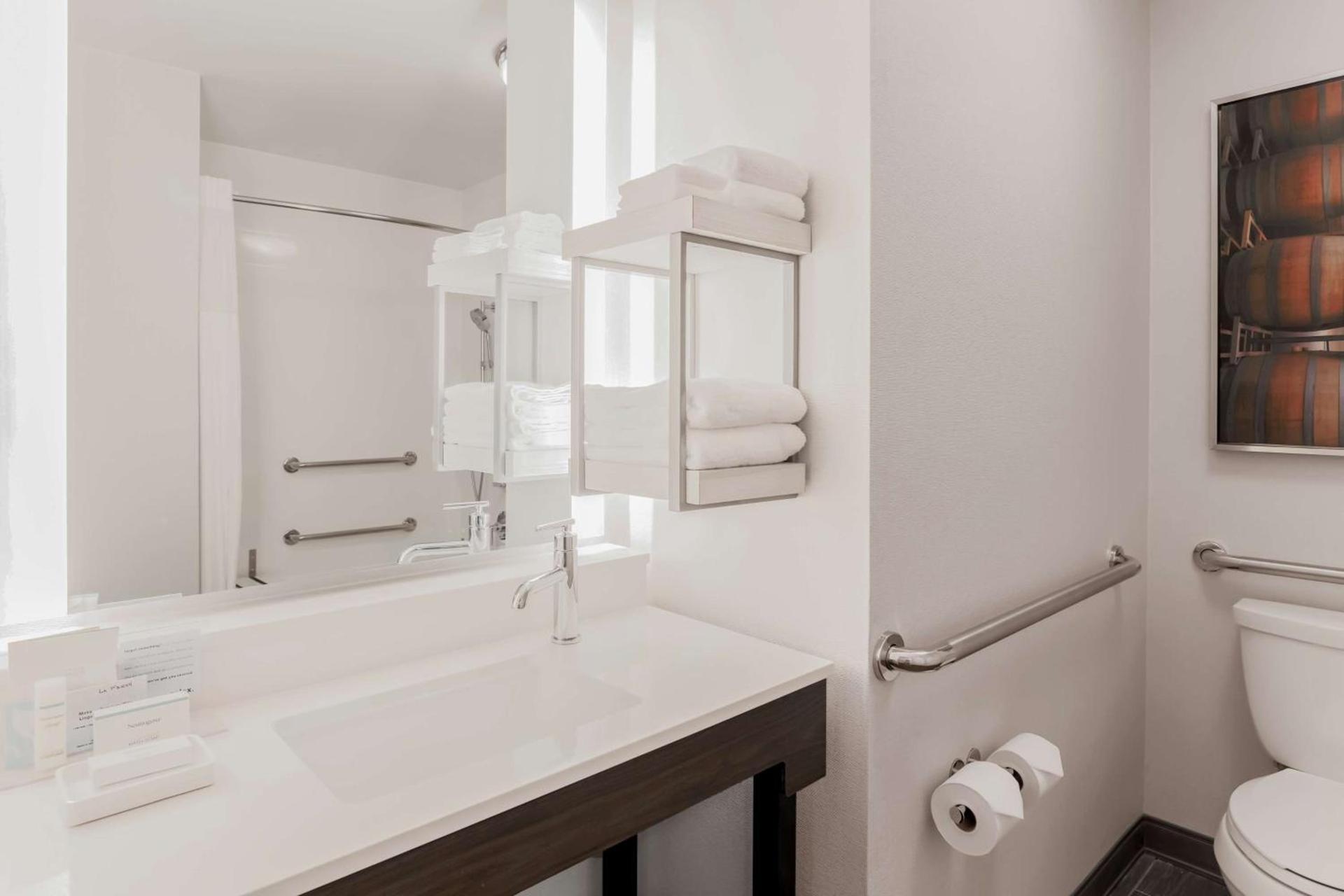 Hampton Inn & Suites Windsor-Sonoma Wine Country photo 39
