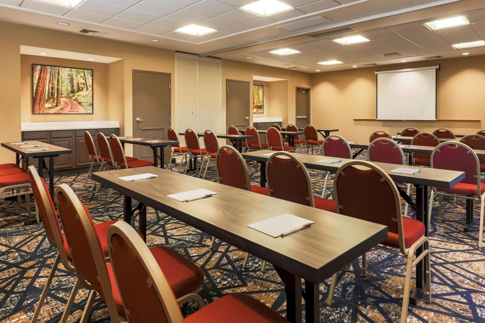 Hampton Inn & Suites Windsor-Sonoma Wine Country photo 43