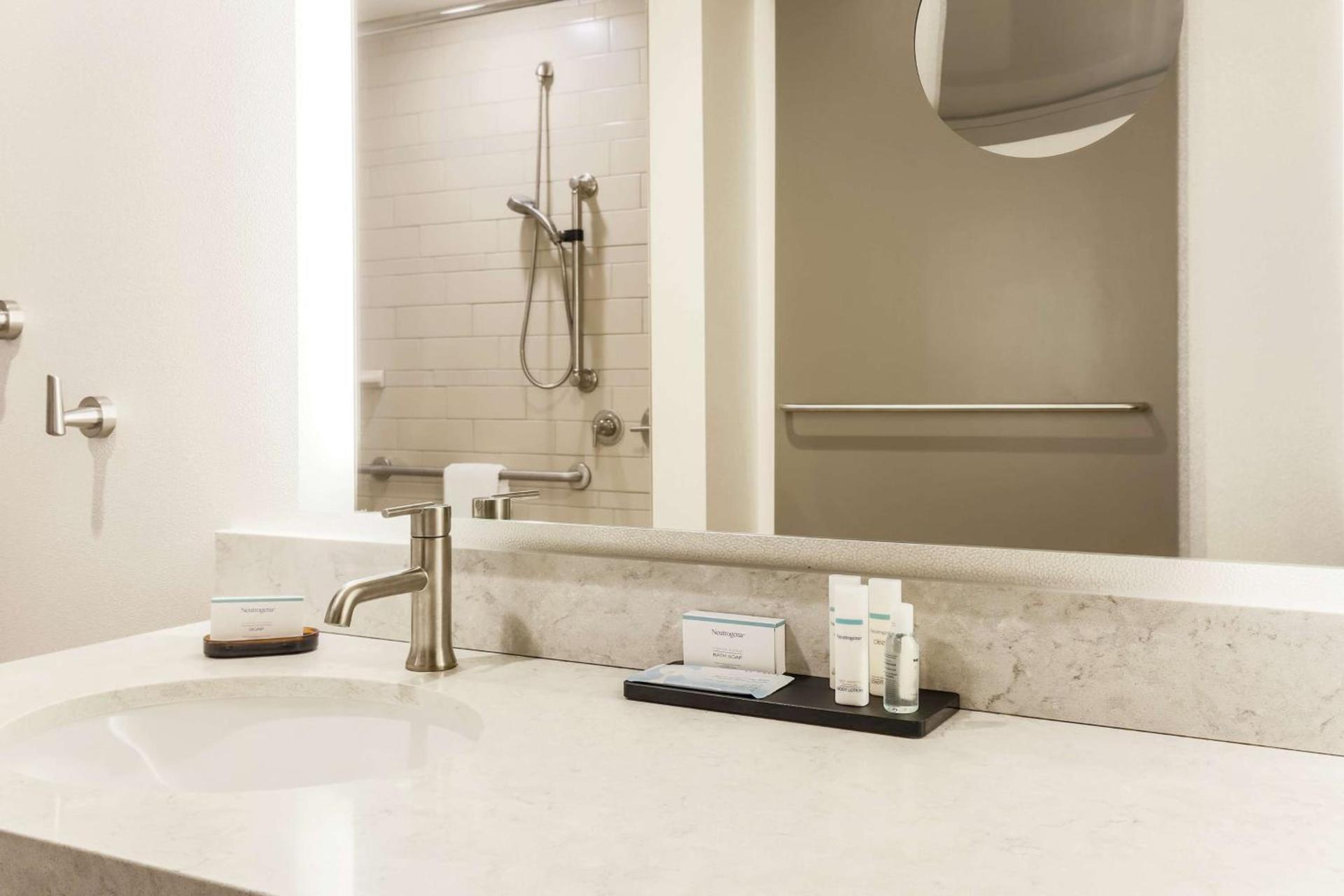 Embassy Suites By Hilton Syracuse Destiny USA photo 35