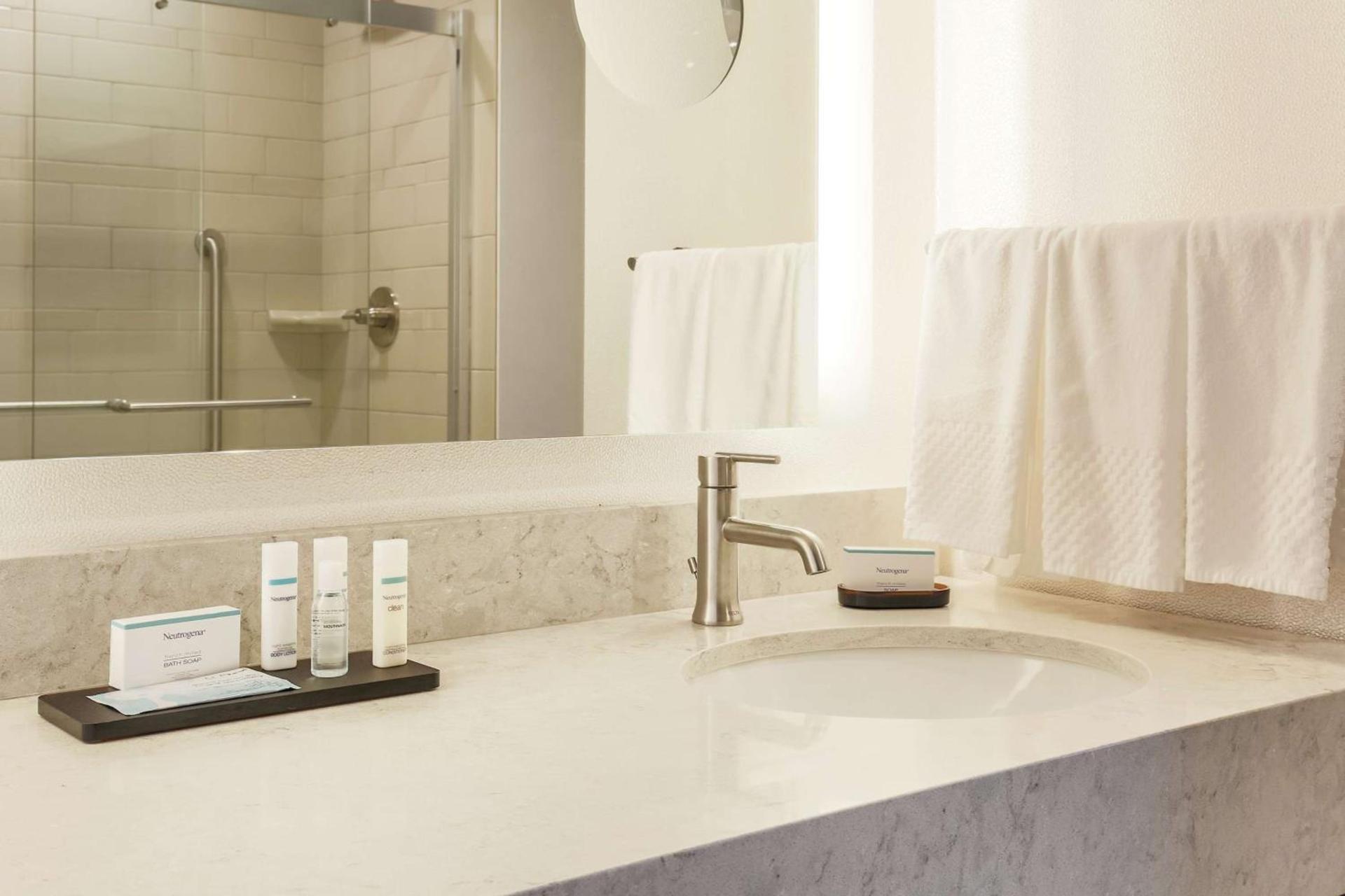 Embassy Suites By Hilton Syracuse Destiny USA photo 37
