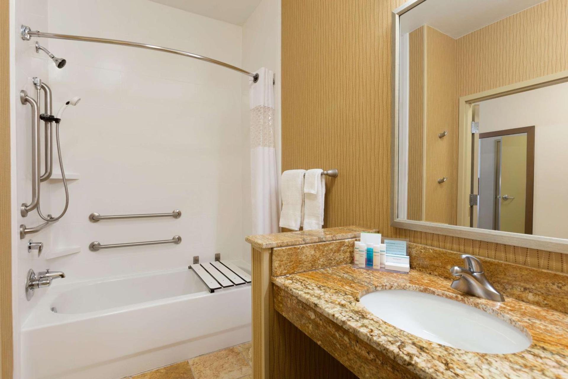 Hampton Inn Zanesville photo 10