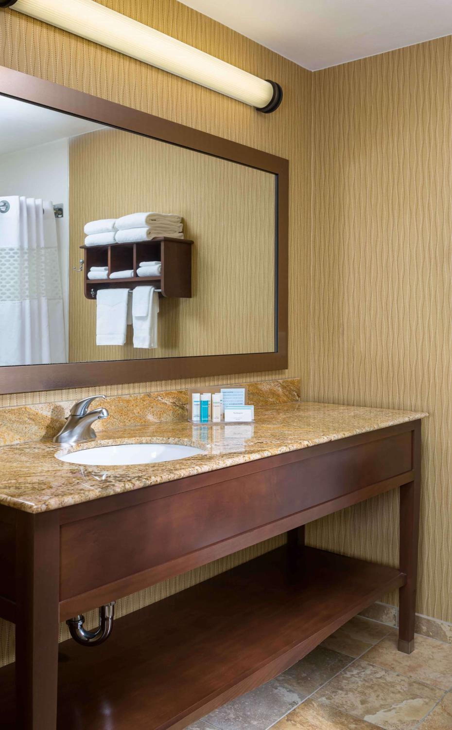 Hampton Inn Zanesville photo 11