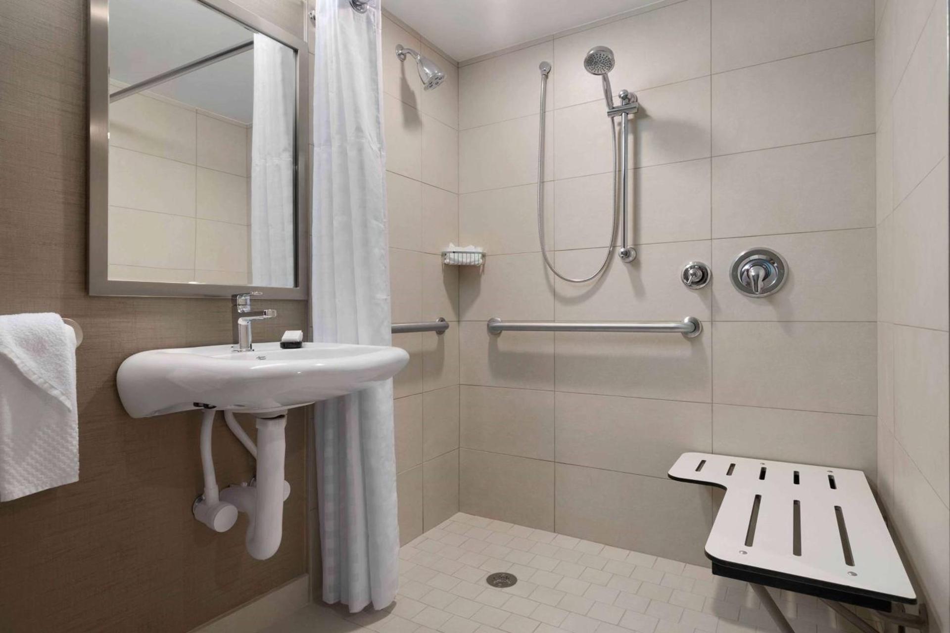Embassy Suites by Hilton Baltimore at BWI Airport photo 37