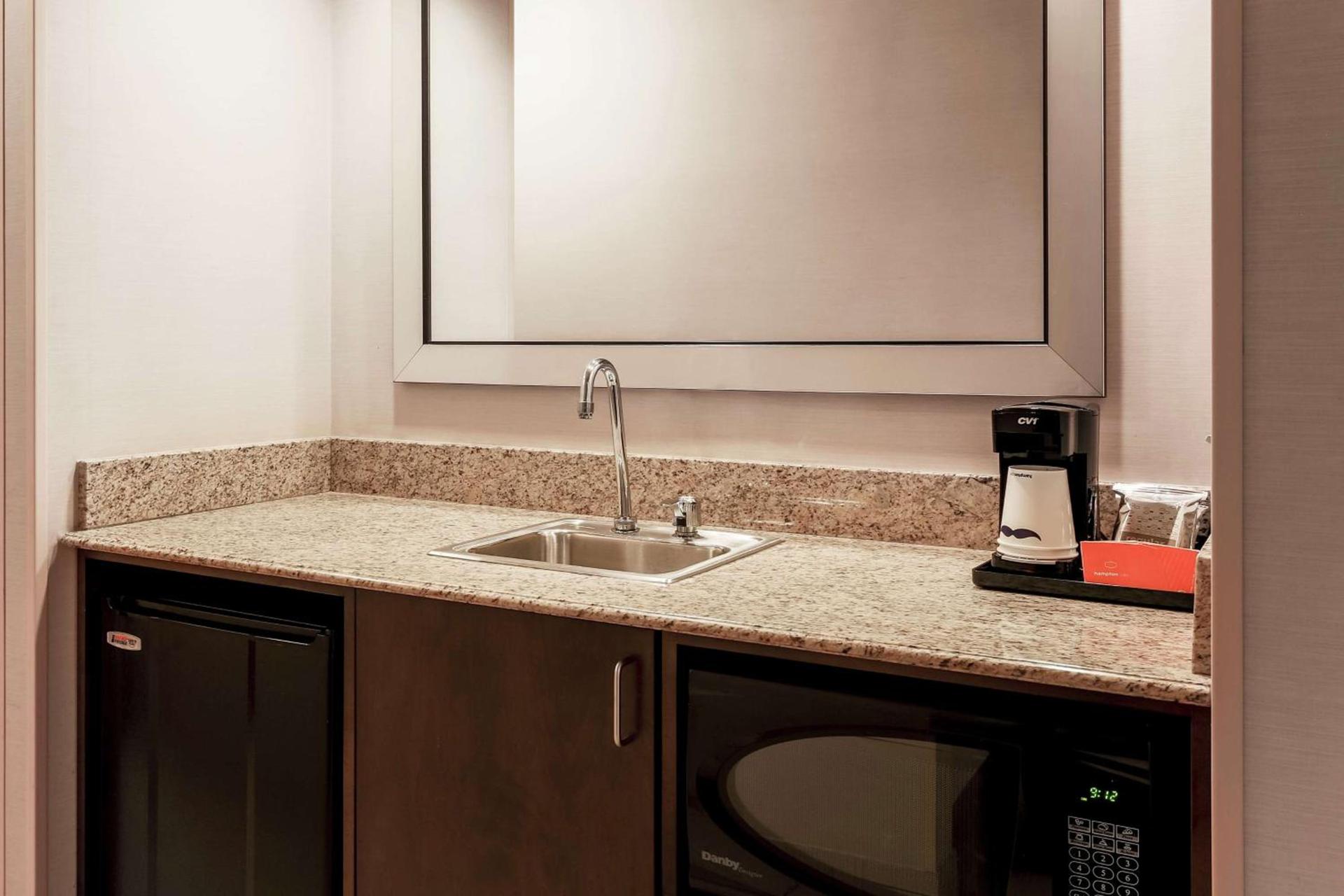 Hampton Inn Chicago-Midway Airport photo 11