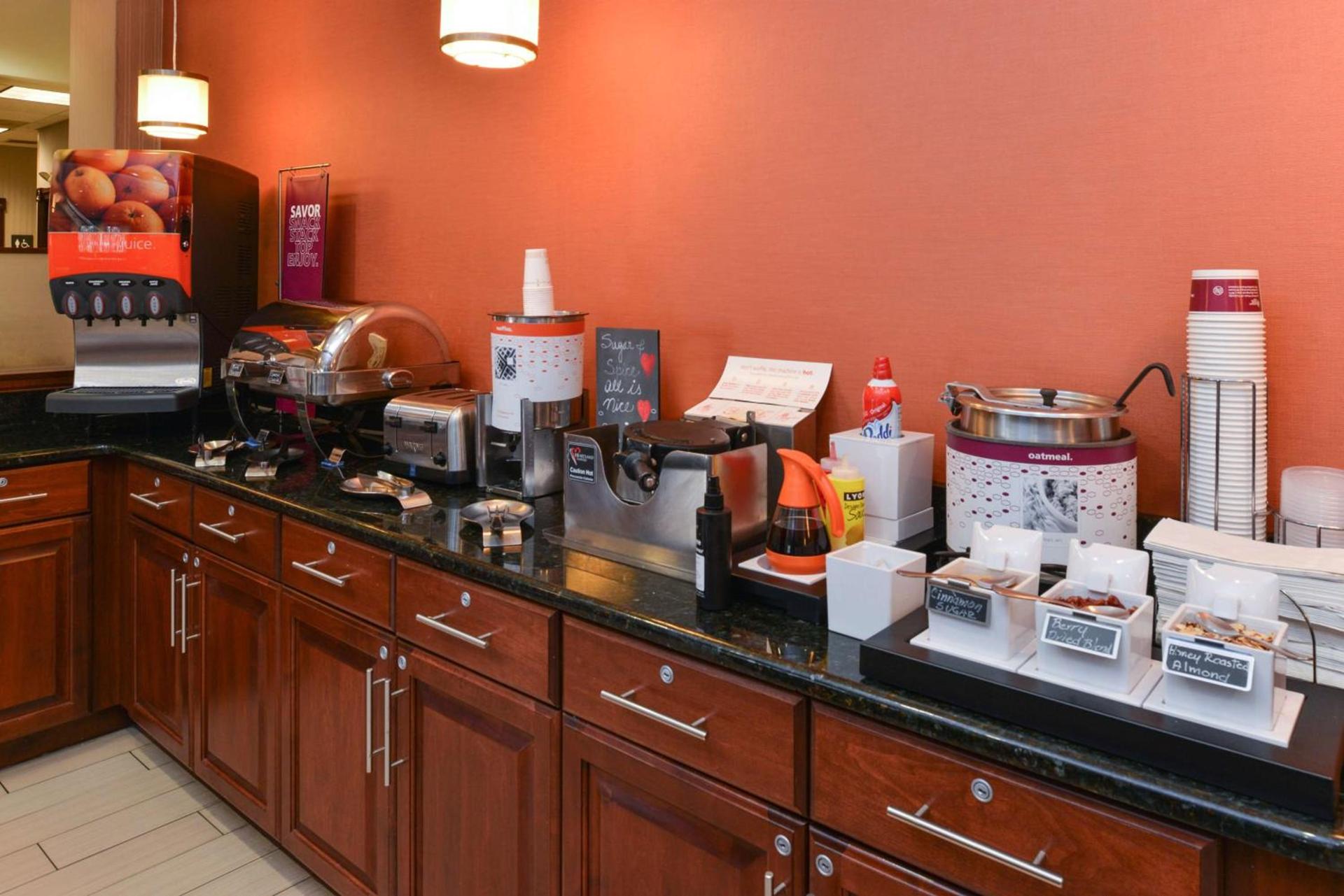 Hampton Inn College Park photo 18