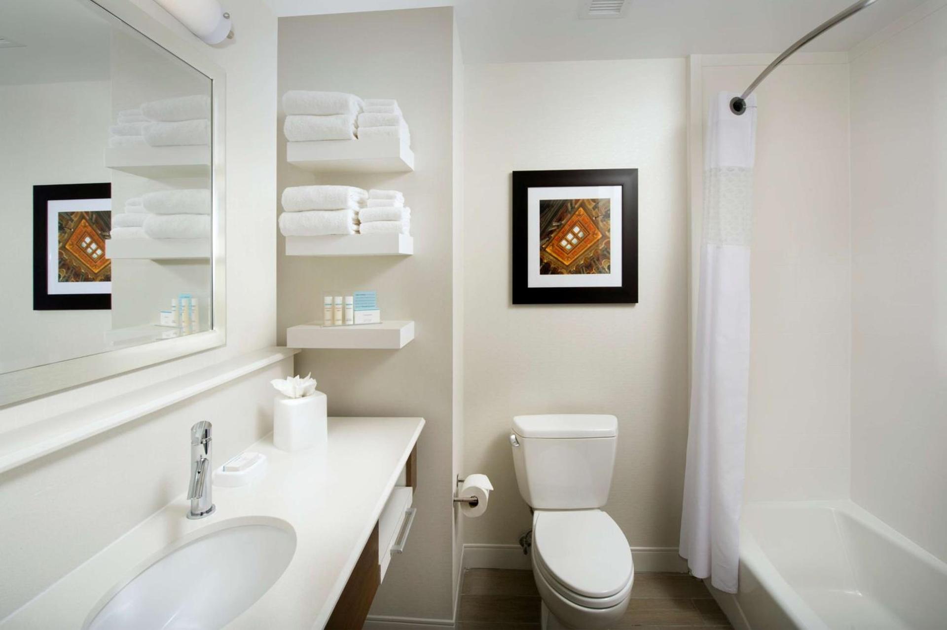 Hampton Inn & Suites Falls Church photo 17