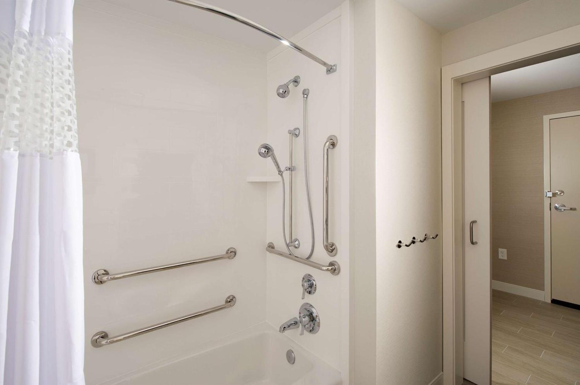Hampton Inn & Suites Falls Church photo 18
