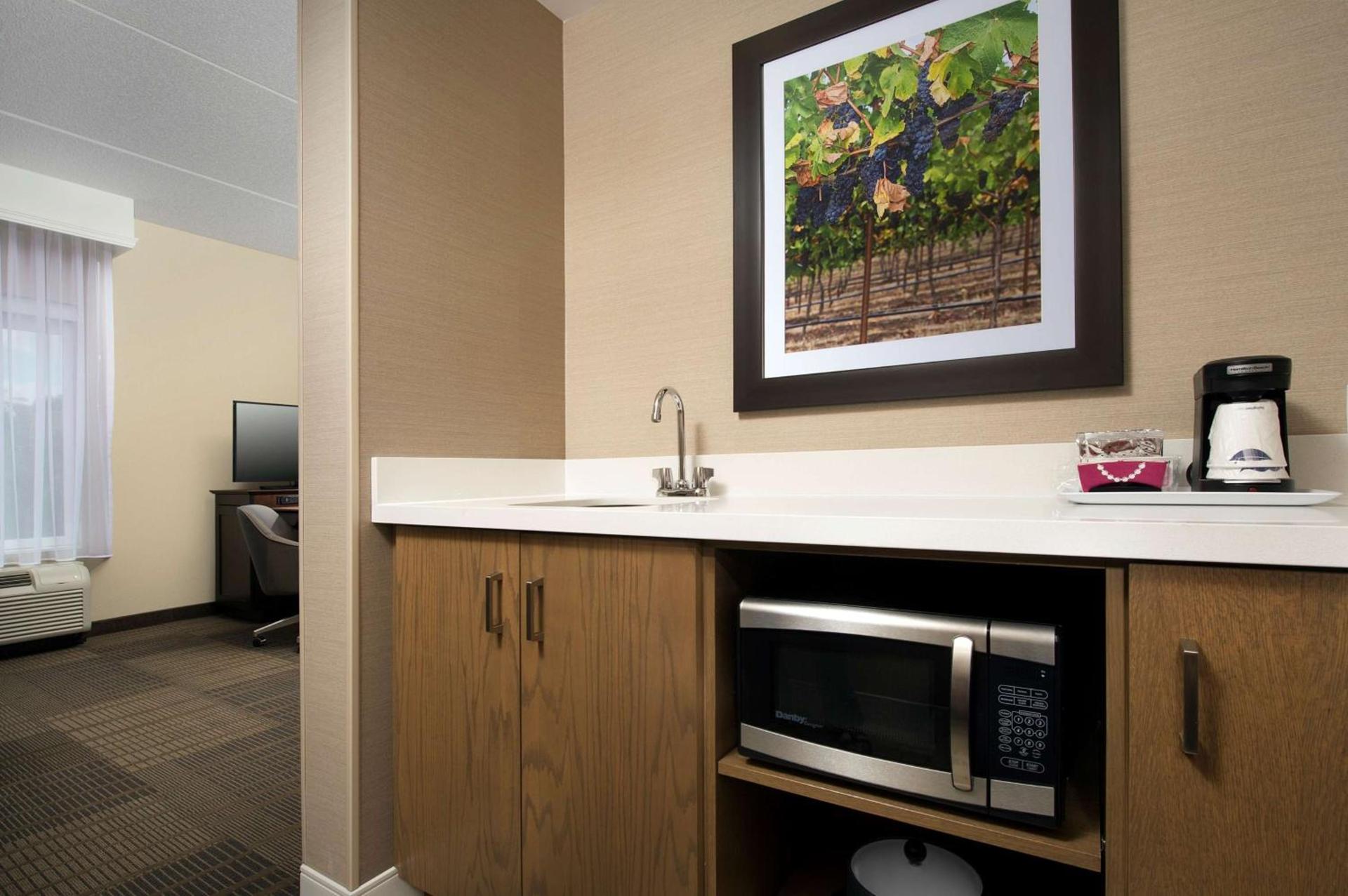 Hampton Inn & Suites Falls Church photo 21