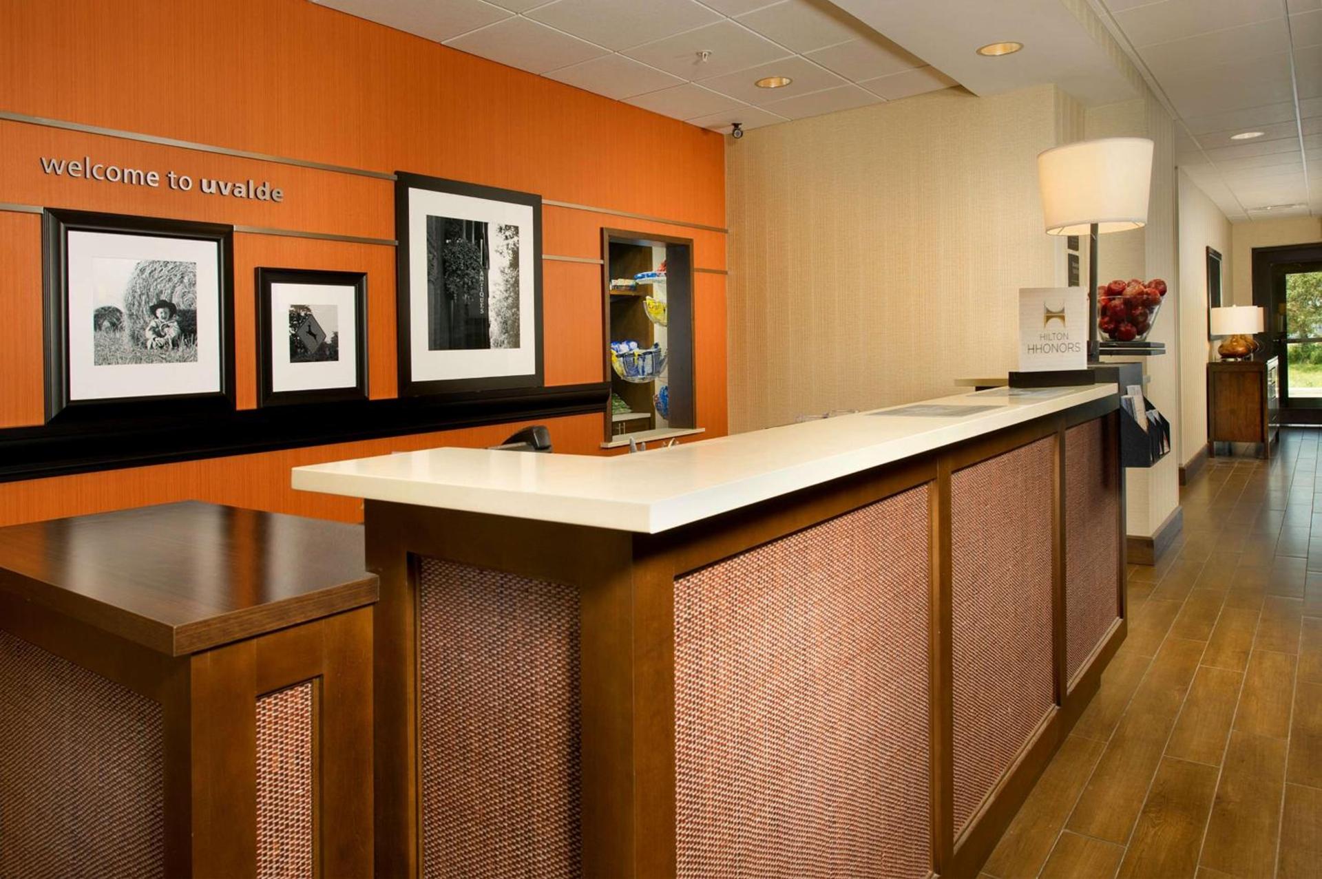 Hampton Inn Uvalde photo 6