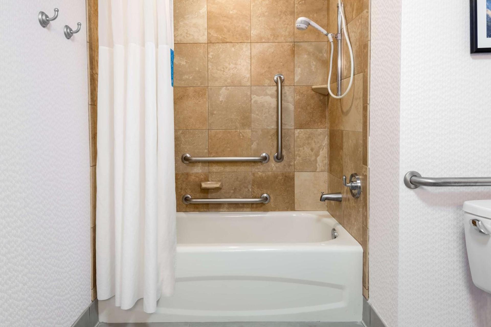 Hampton Inn & Suites Buffalo/Downtown photo 30