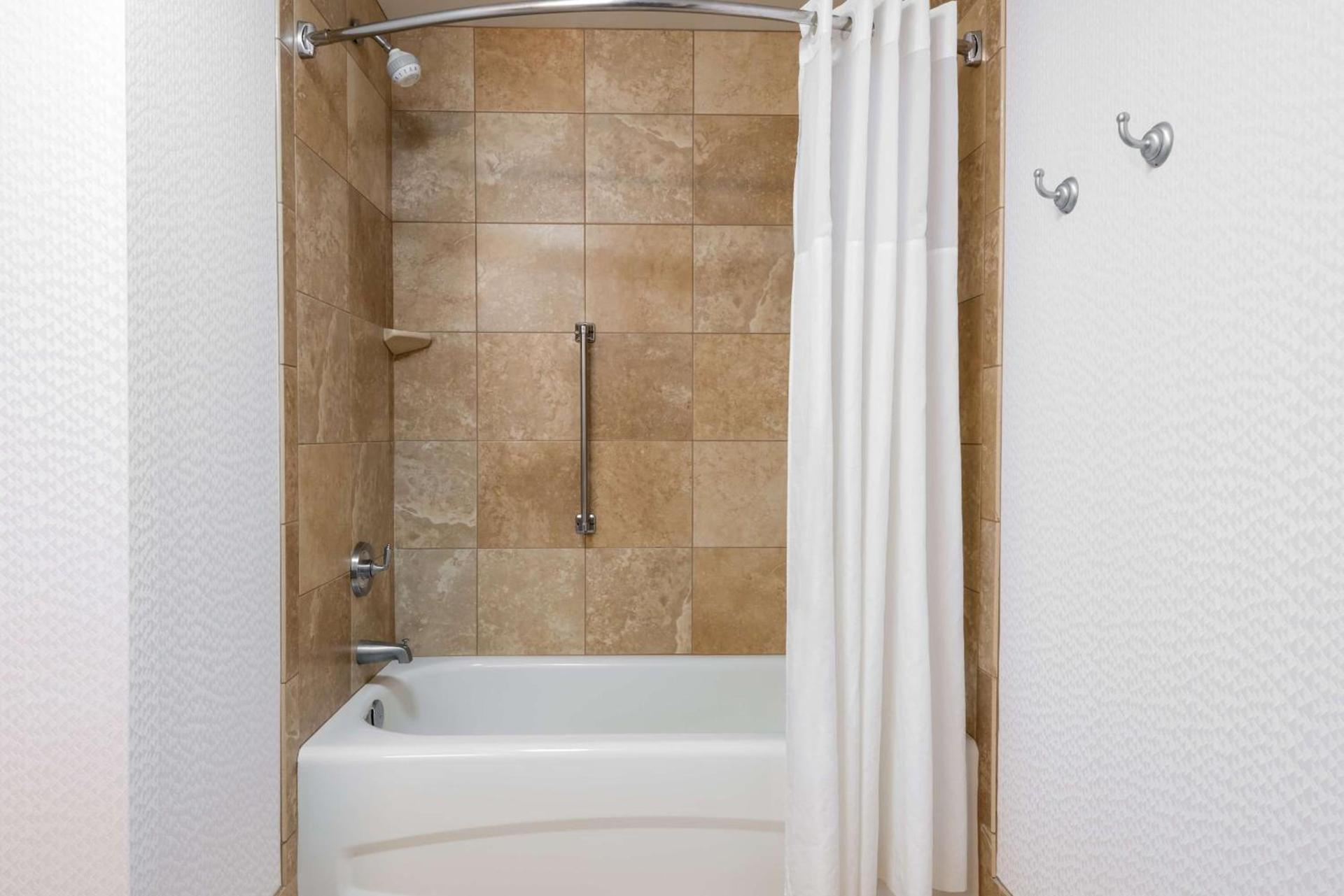 Hampton Inn & Suites Buffalo/Downtown photo 34