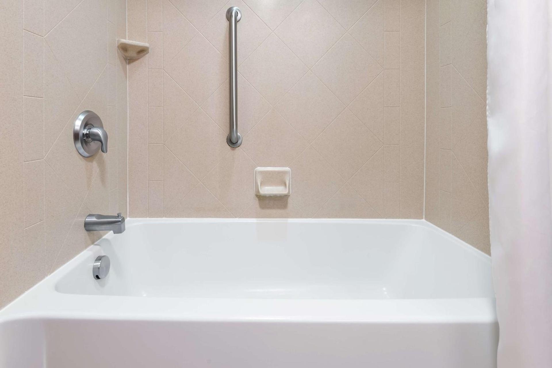 Hampton Inn Springfield South Enfield photo 2