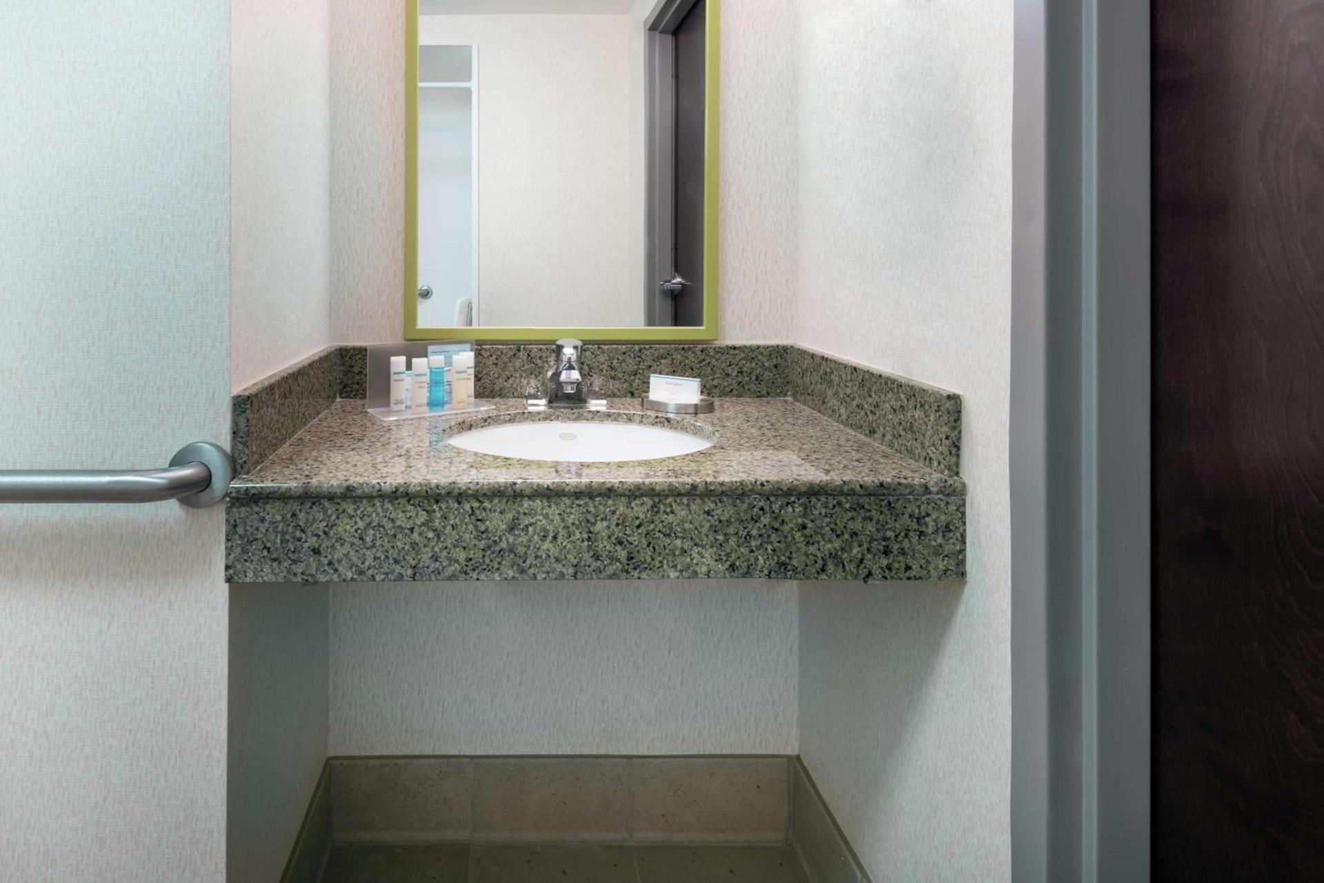 Hampton Inn South Plainfield-Piscataway photo 13