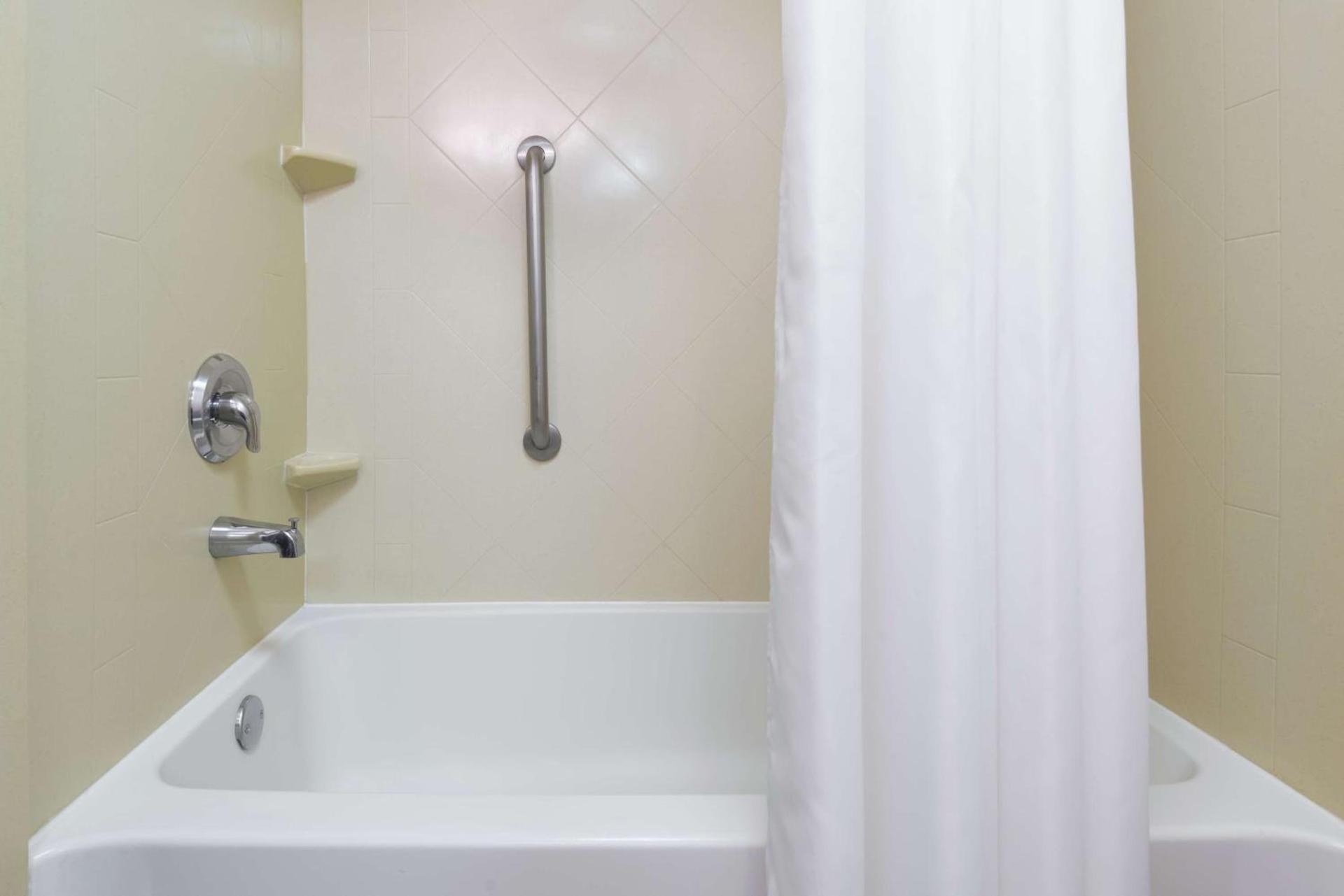 Hampton Inn South Plainfield-Piscataway photo 22
