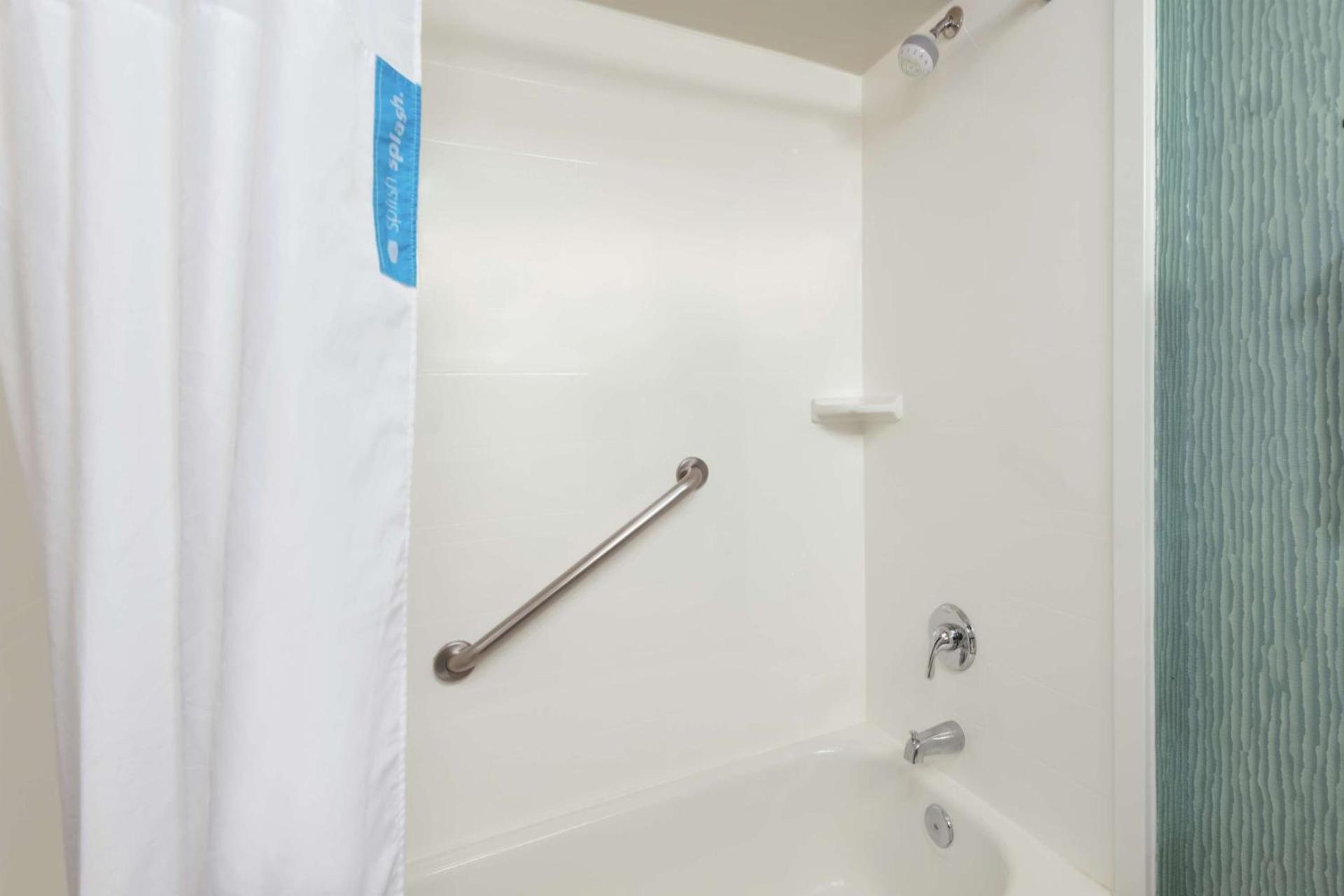 Hampton Inn Orlando-International Airport photo 16