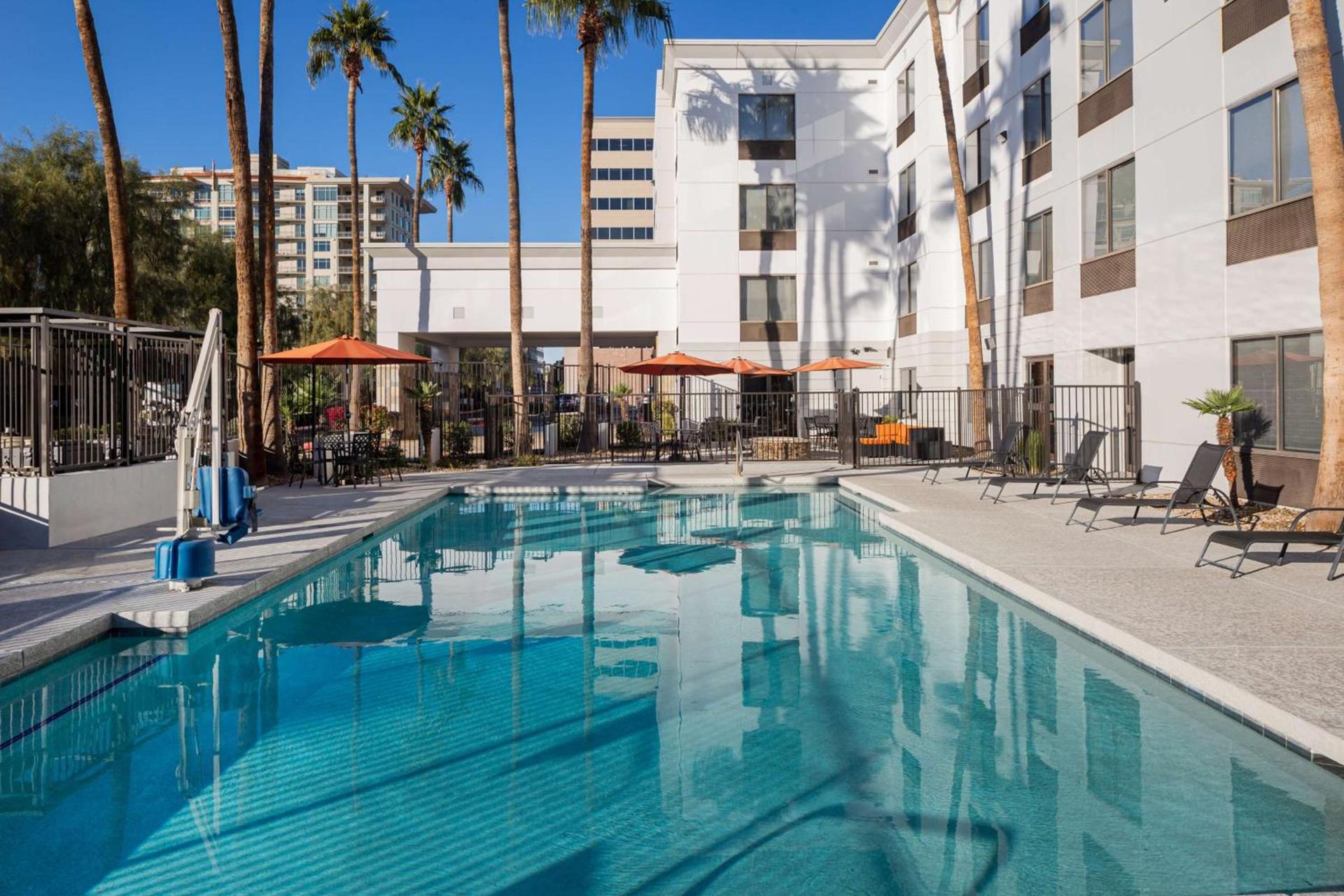 Hampton Inn Phoenix - Biltmore photo 2