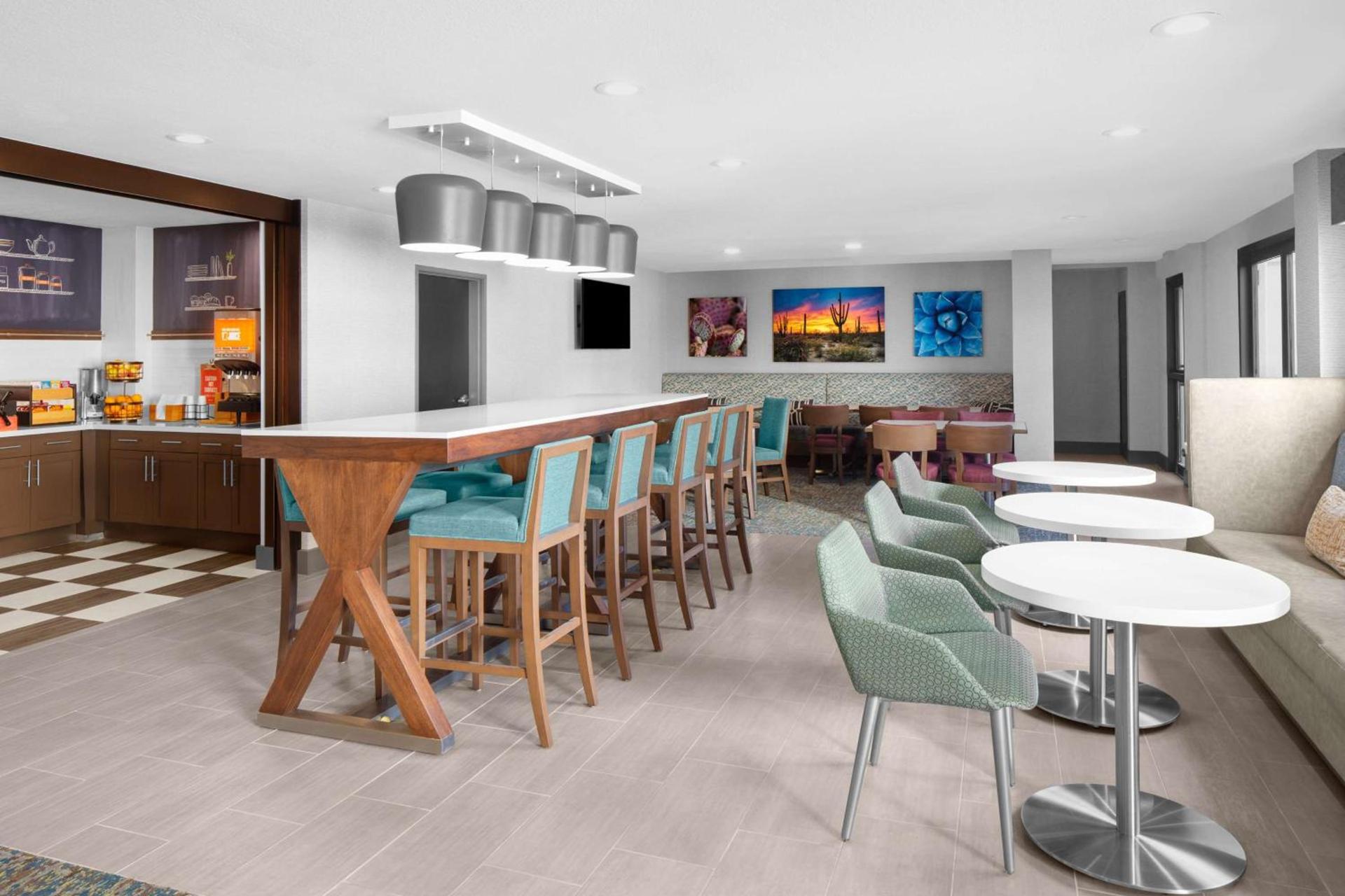 Hampton Inn Phoenix - Biltmore photo 9