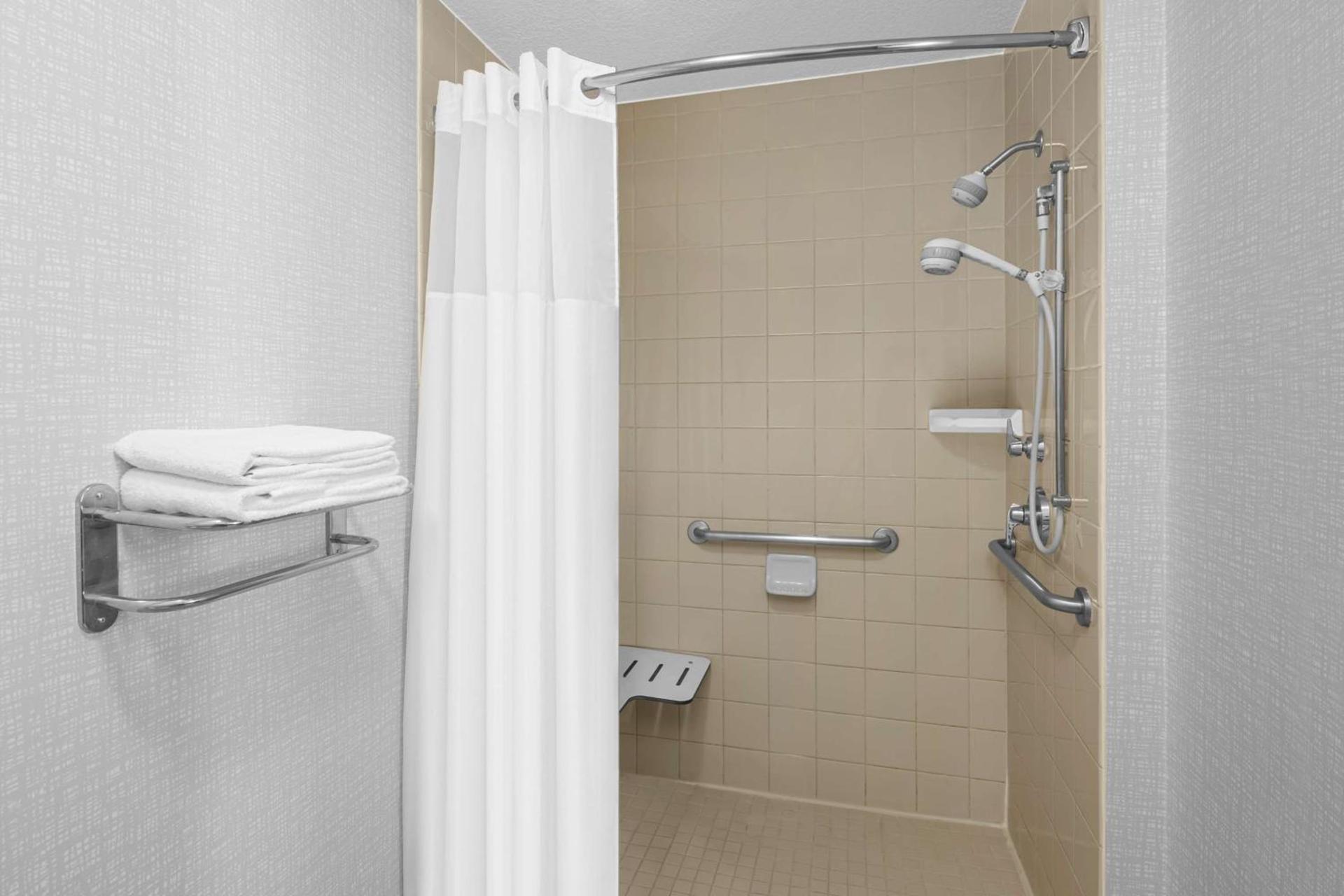Hampton Inn Phoenix - Biltmore photo 13
