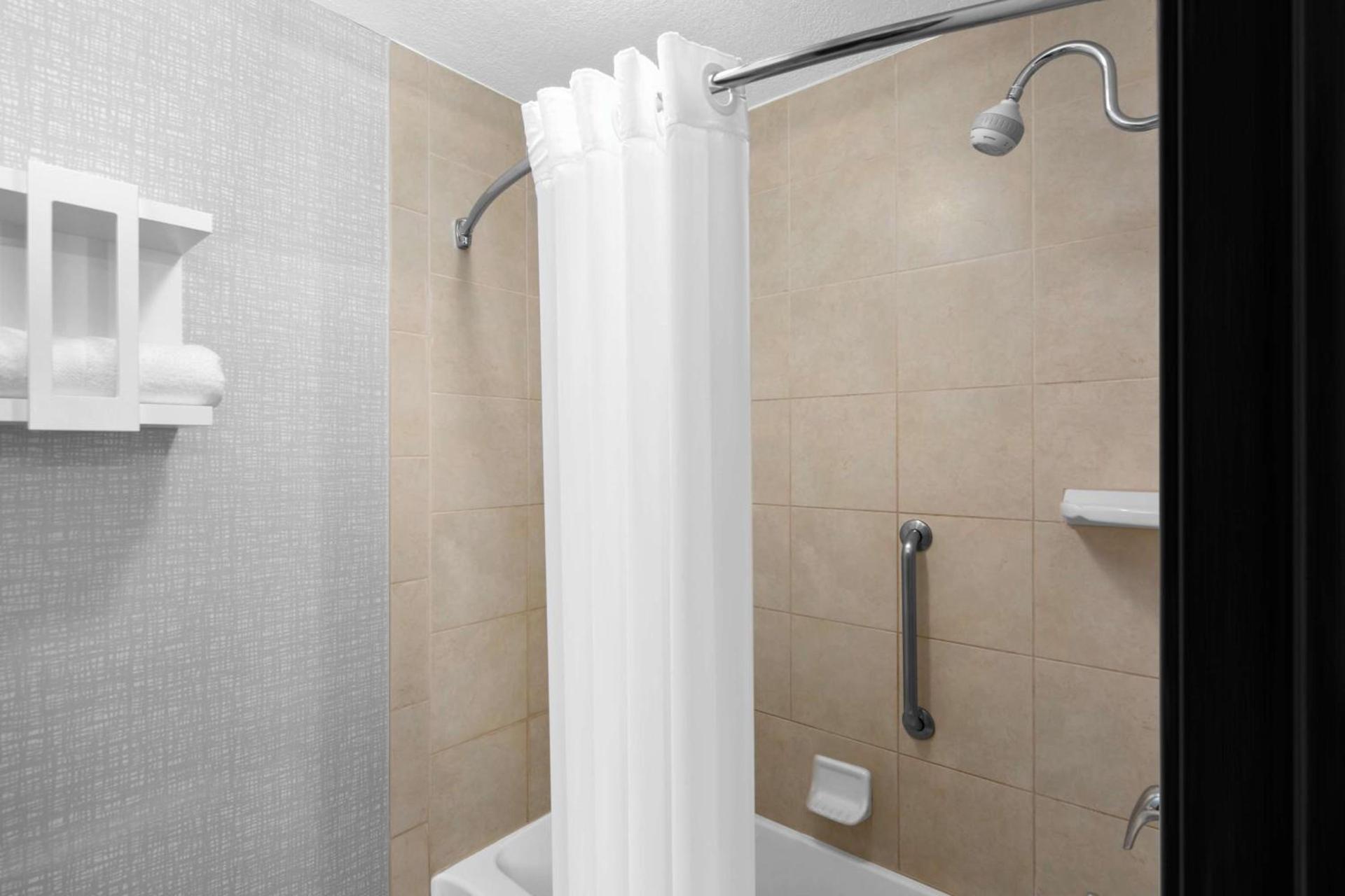 Hampton Inn Phoenix - Biltmore photo 27
