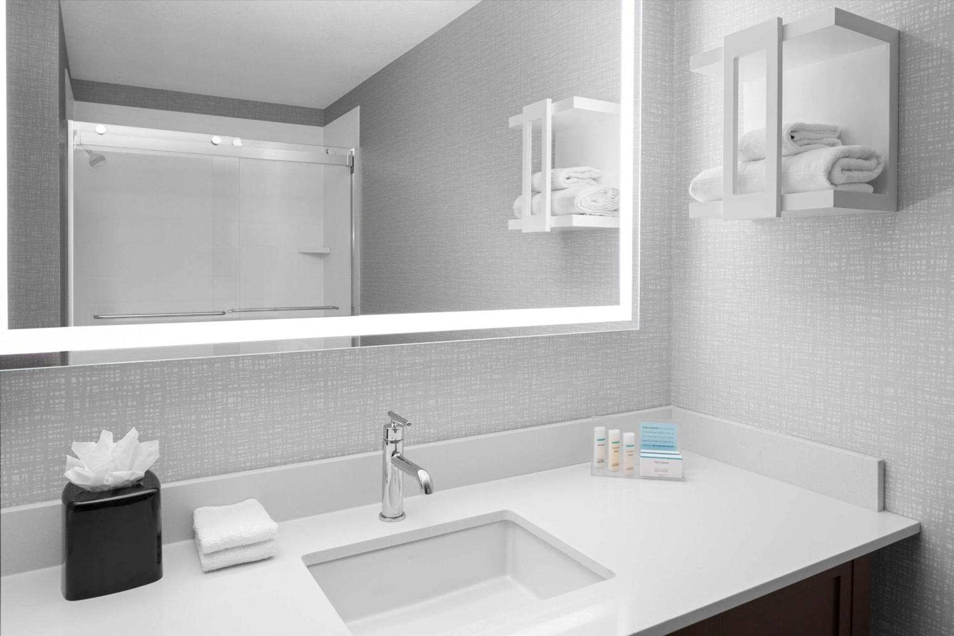 Hampton Inn Phoenix - Biltmore photo 28