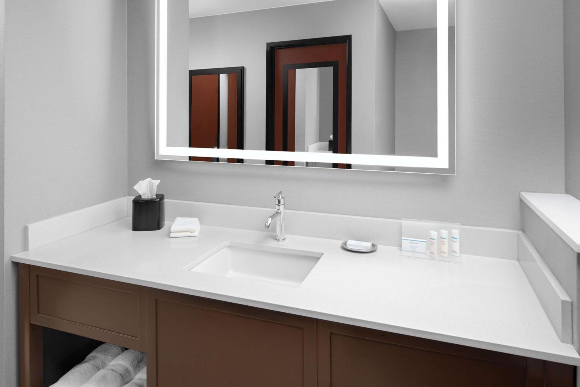 Hampton Inn Phoenix - Biltmore photo 30