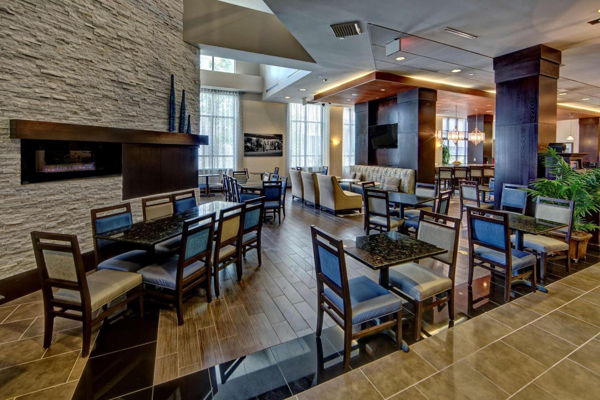 Hampton Inn & Suites Nashville-Downtown photo 2