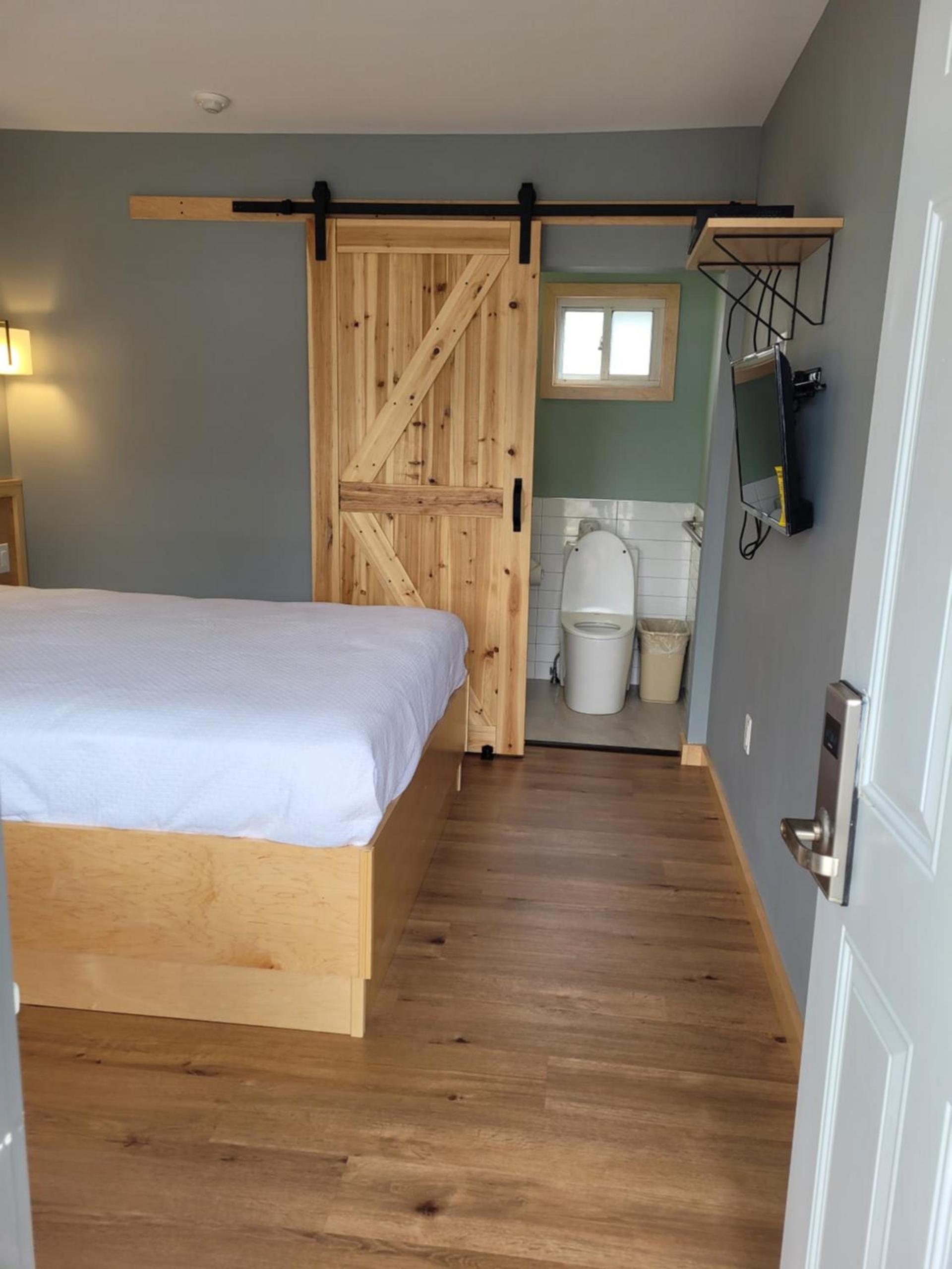 Greenview Inn Riverhead photo 49
