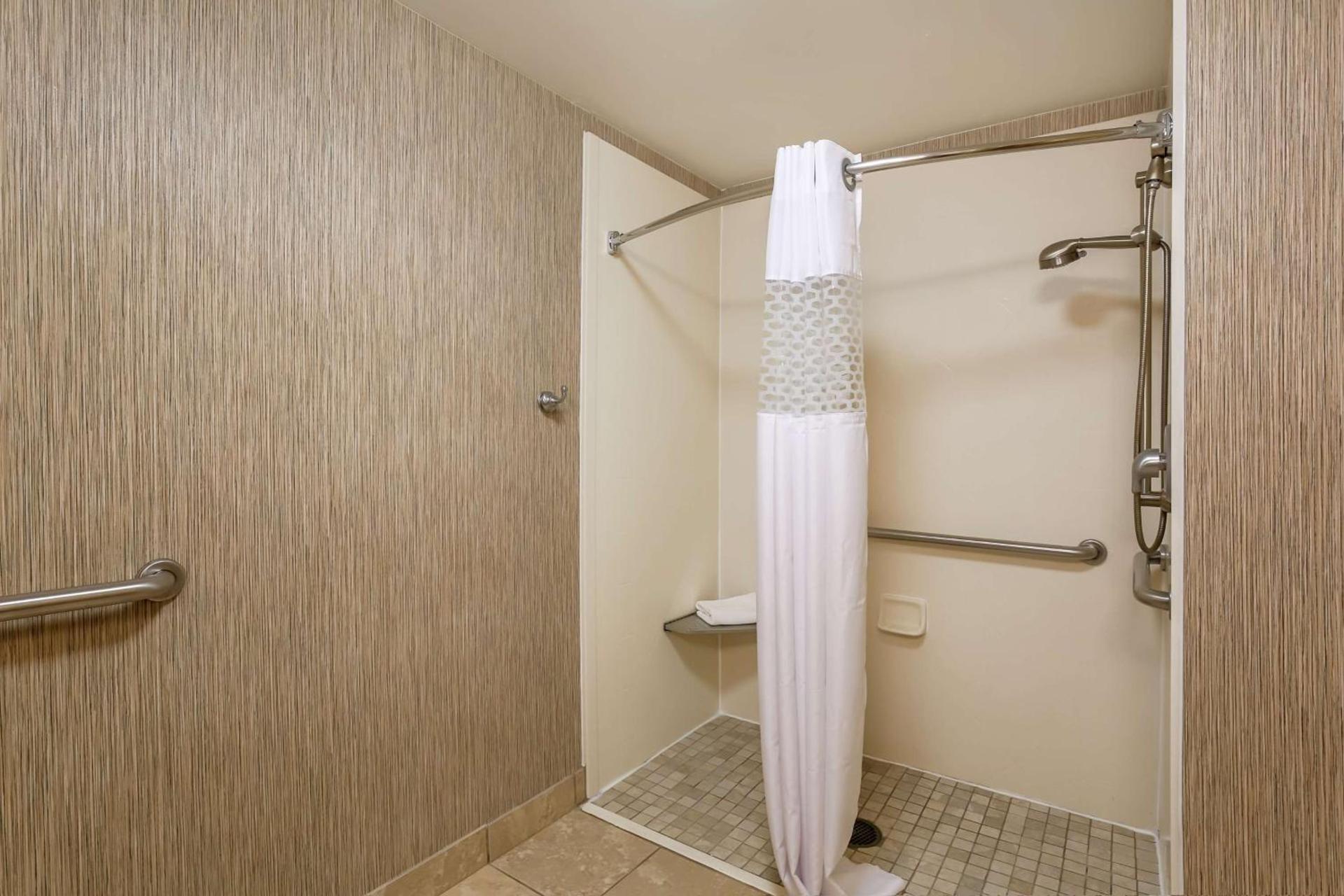 Hampton Inn Champaign/Urbana photo 25